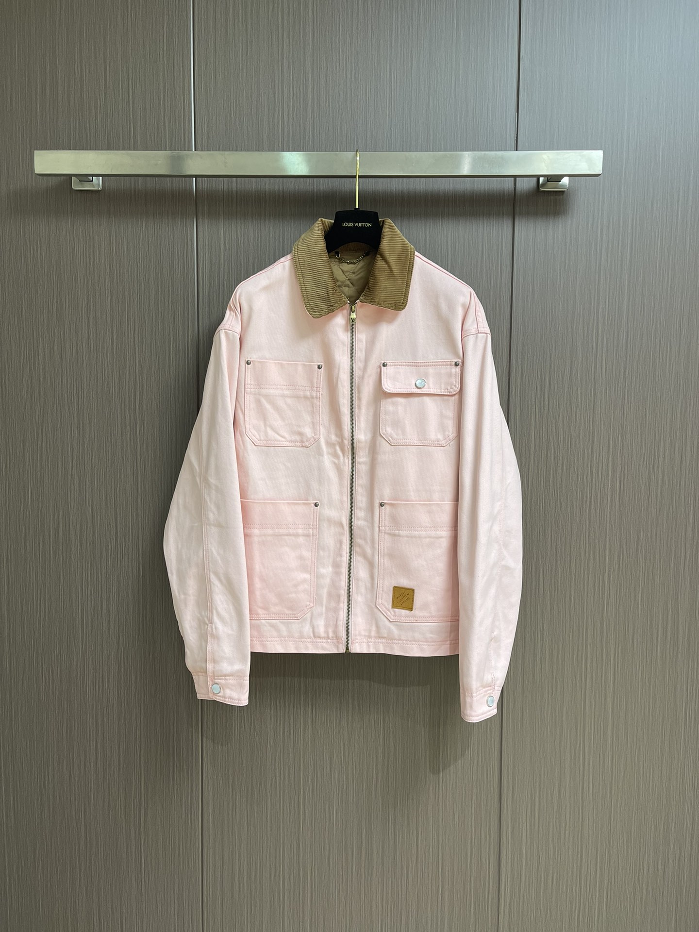 “LV 2025 Autumn Collaboration Series Jacket Review: Pharrell and Nigo Cherry Pink Design” - 图片 1