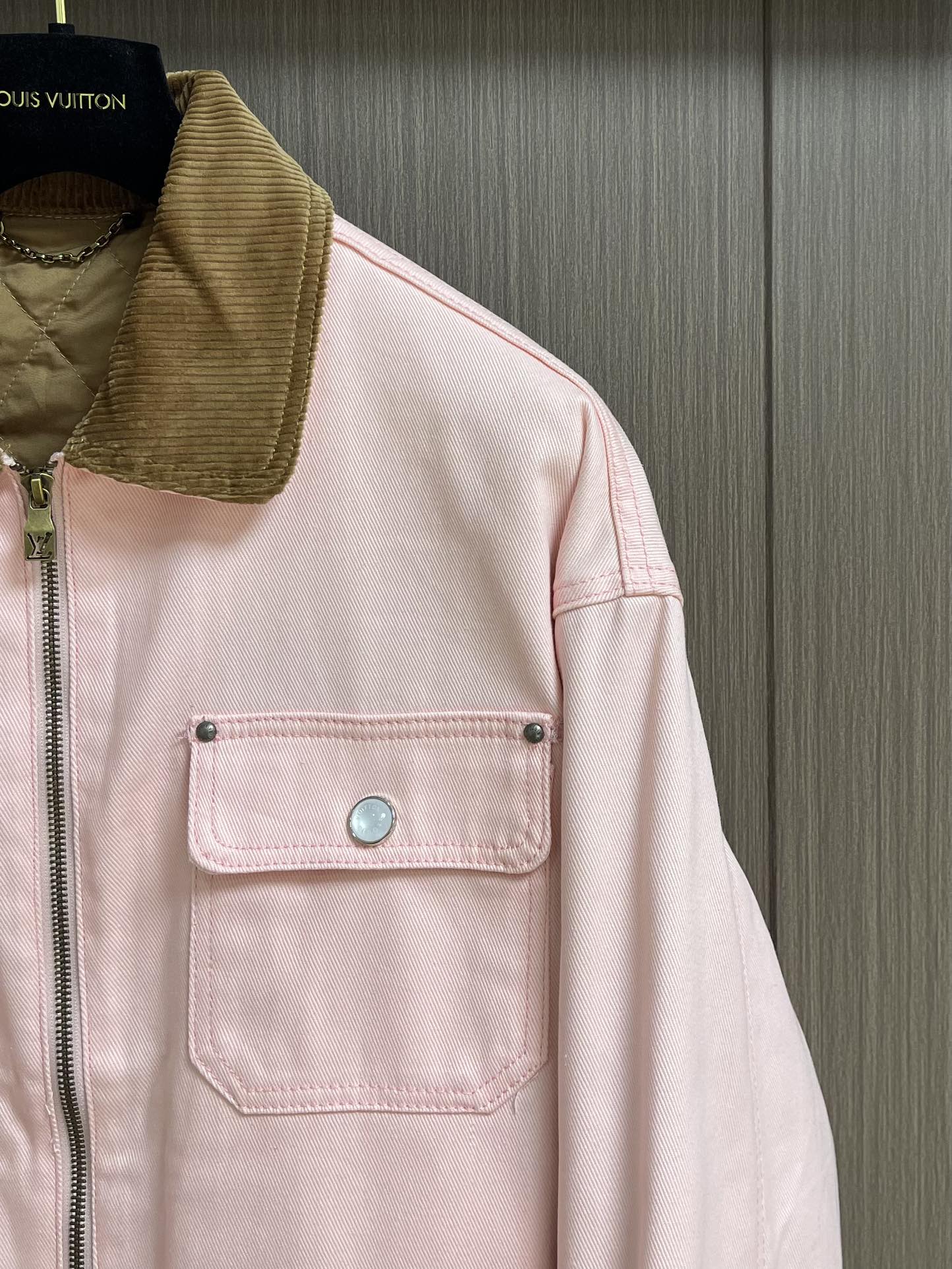 “LV 2025 Autumn Collaboration Series Jacket Review: Pharrell and Nigo Cherry Pink Design” - 图片 4