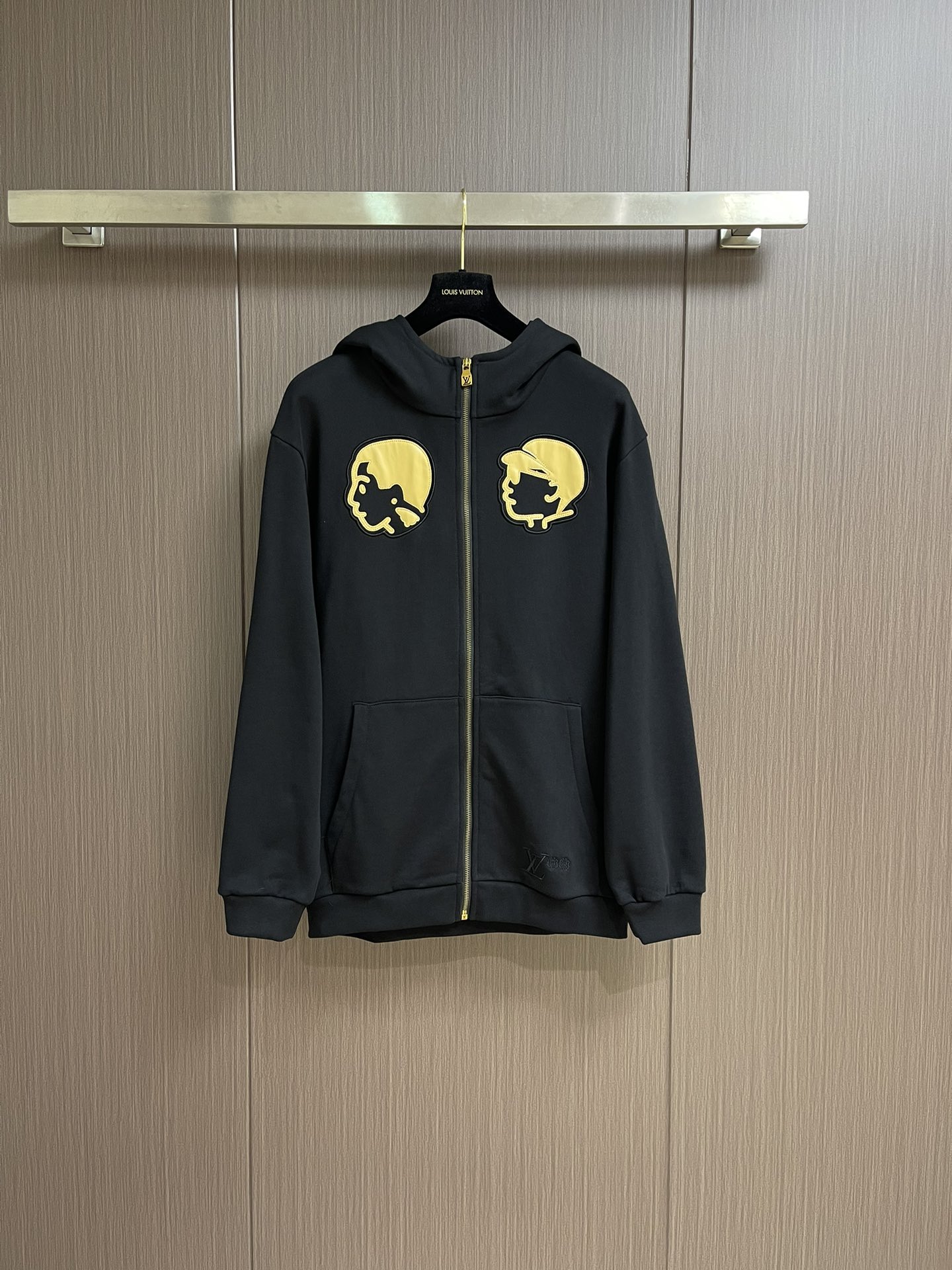 NO:481940,The LV X Nigo co-branded zippered figure pattern sweatshirt is made of customized cotton, and it is breathable. Even if worn in autumn and winter, it will be worn with a thin coat inside, so it won’t sweat when moving, and the comfort level will be full!  The chest is embroidered with embroidery, which feels delicate and tough, not the cheap and hard pu skin!  The orange leather surface is super positive, and when paired with a black sweatshirt, the contrasting color effect is very eye-catching!  The pockets are decorated with iconic embroidery, the embroidery patterns are particularly clear and the lines are smooth!  The overall wiring is straight and delicate, the fabric is comfortable and soft, the color is consistent and there is no color difference, and it can be matched with the same style to create a fashionable look, and it can be used in various occasions to customize auxiliary materials, complete three standards, the same style as men and women!  Size S-XL, louis vuitton, hoodie, sweatshirts, alexander wang19860909LV X Nigo联名款拉链人物图案卫衣,采用定制棉材质,透气性超牛,哪怕秋冬穿,里面搭件薄衣,活动起来也不会闷汗,舒适度直接拉满！胸前是以贴皮刺绣点缀,摸起来细腻有韧性,不是那种廉价硬邦邦的pu皮！橙色的皮面颜色超正,和黑色卫衣一搭,撞色效果巨吸睛！口袋点缀标志性刺绣,刺绣的图案特别清晰,线条流畅！整体走线平直细腻,面料舒适柔软,颜色一致无色差,能与同款搭配营造时尚造型,驾驭各种场合,定制辅料,三标齐全,男女同款！尺码S-XL,,louis vuitton,hoodie,sweatshirts,alexander wang,Men's clothing