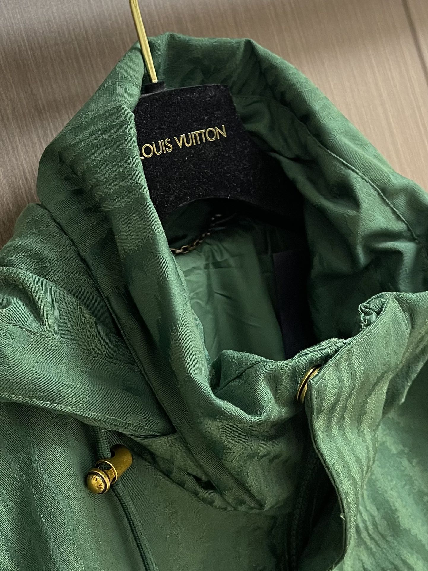 Louis Vuitton 2025 FW Hats: Windproof, LV Moire pattern, Monogram element, Marque L. Vuitton Deposee rubber adhesive, flower details, hidden zipper - 图片 6