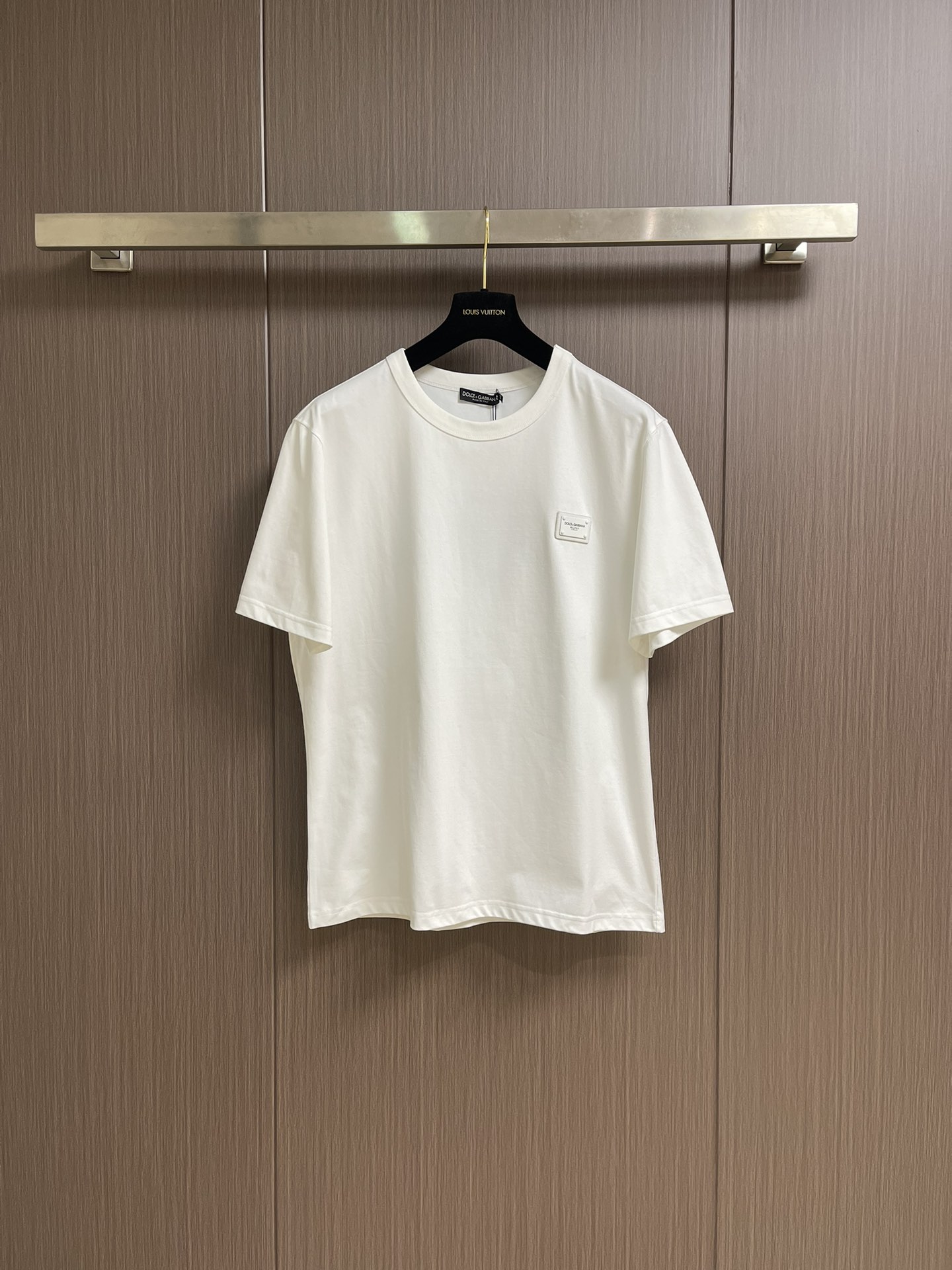 NO:481993,DG Dolce&Gabbana 2025SS spring and summer new short-sleeved T-shirt, DG logo hardware, imported top high-density mercerized fabric, extremely skin-friendly and comfortable. It is very delicate to touch, has a good texture, cool and breathable. It is a very good overall style, and it is completely fine to wear inside alone. Size 44-46-48-50-52-54 M-4XL 44-long 69cm shoulder width 44cm bust 51cm 46-long 70cm shoulder width 45.5cm bust 53cm 48-long 71cm shoulder width 47cm bust 55cm 50-long 72cm shoulder width 48.5cm bust 57cm 52-long 73cm shoulder width 50cm bust 59cm 54-long 74cm  Shoulder width 51.5cm bust 61cm, Dolce & Gabbana, T-shirt,tees, t-shirt,alexander wang19860909DG Dolce&Gabbana 2025SS春夏新品短袖T恤,DG标识logo五金,进口顶极高密度丝光面料,极为亲肤舒适 摸上去非常的细腻,质感很好,凉爽透气,整体非常不错的一款,内搭单穿都完全没问题.尺码44-46-48-50-52-54 M-4XL 44衣长69cm 肩宽44cm 胸围51cm 46衣长70cm 肩宽45.5cm 胸围53cm 48衣长71cm 肩宽47cm 胸围55cm 50衣长72cm 肩宽48.5cm 胸围57cm 52衣长73cm 肩宽50cm 胸围59cm 54衣长74cm 肩宽51.5cm 胸围61cm,,Dolce&Gabbana,T-shirt,tees，t-shirt,alexander wang,Men's clothing