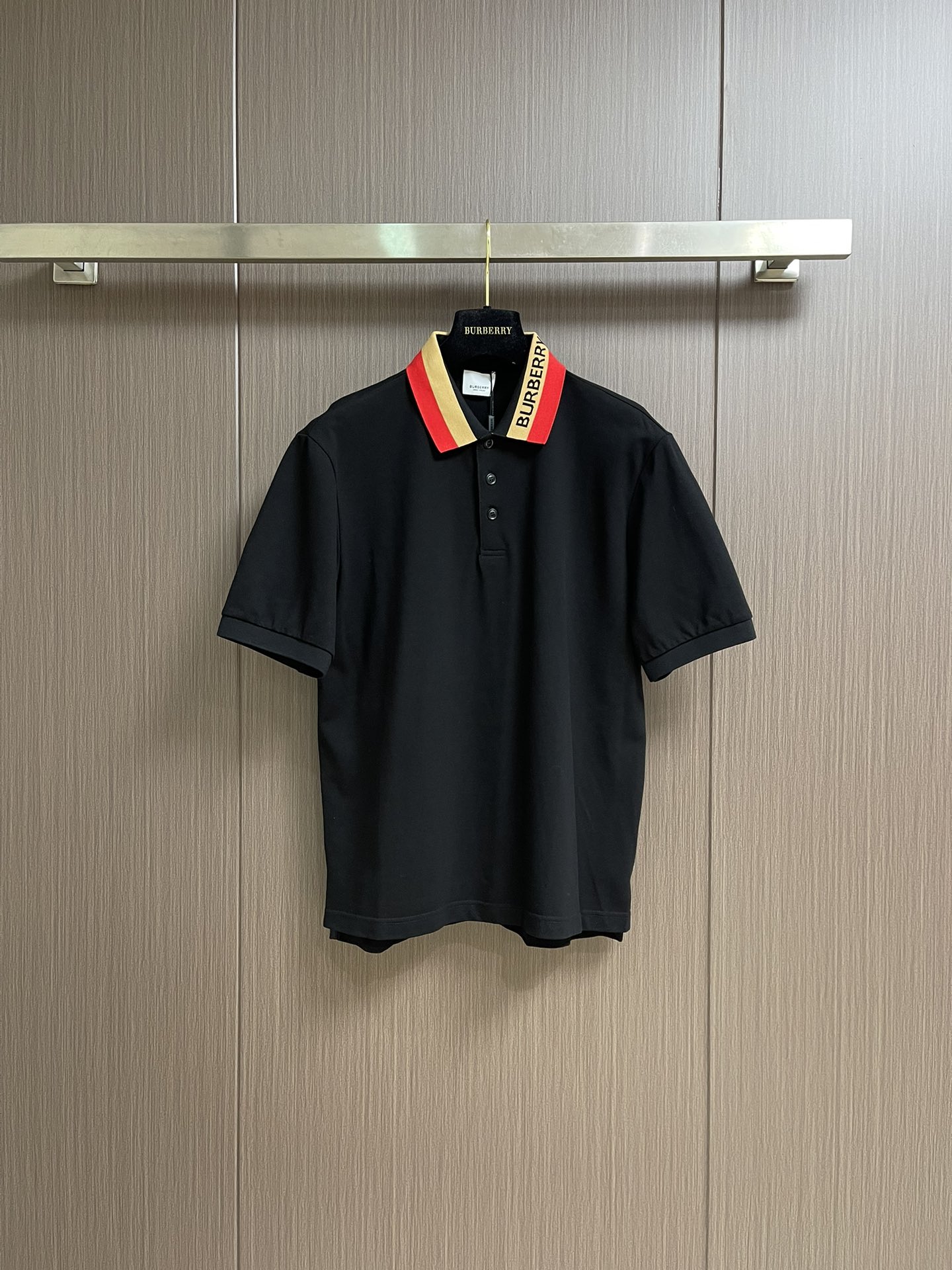 NO:516772,Burberry 2025SS spring and summer lapel Polo shirt, neckline webbing letter logo logo, collar woven design, custom-made full female logo buttons, details are in place, made of cotton beaded cloth, comfortable to touch, equipped with buckles, three-mark. Size XS-XL, burberry, alexander wang19860909Burberry 2025SS春夏翻领Polo衫,领口织带字母Logo标识,领子拼织设计,定制字齐全母标识纽扣,细节到位,采用棉质珠地布制成,手感舒适,配备用扣,三标.尺码XS-XL,,burberry,alexander wang,Men's clothing