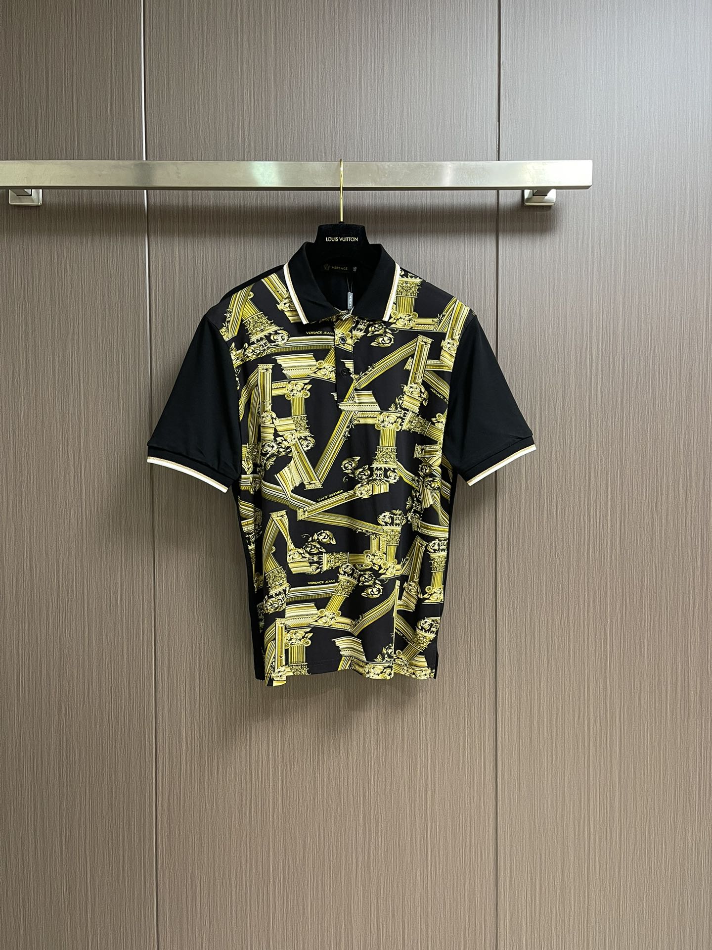 NO:482043,DOLCE & GABBANA DG 2025ss new lapel knitted POLO shirt top imported wool fabric Roman column printed logo Perfect details pair of version, super good texture on the upper body, slim fit style. Size 44-54 M-4XL,,Dolce & Gabbana,alexander wang19860909DOLCE & GABBANA DG 2025ss新款翻领针织POLO衫 顶级进口毛织面料 罗马柱 印花logo 完美细节对版 上身质感超好 修身版型.尺码44-54 M-4XL,,Dolce&Gabbana,alexander wang,Men's clothing