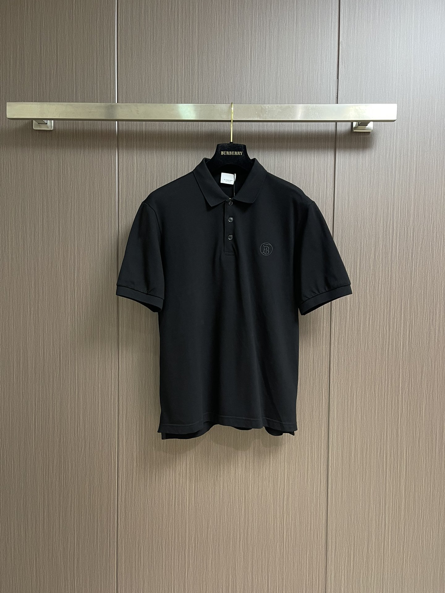 NO:516746,Burberry Spring and Summer TB letter embroidered lapel short-sleeved POLO shirt, carefully made of custom-woven mesh flooring cotton cloth, the fabric surface is evenly arranged and neatly mesh texture, excellent breathability and heat dissipation and sweat resistance, and the comfort level of the upper body is completely better than that of ordinary single-sided sweat cloth tissue!  The classic brand LOGO logo on the chest is created with top-level craftsmanship. The LOGO has three-dimensional, clear and full texture, and is an extraordinary product in the classic field whether it is inner wear or single wear!  Exquisite cutting process, every detail is handled very standard and delicately, size XS-XL, burberry, T-shirt, alexander wang19860909Burberry 春夏TB字母刺绣翻领短袖POLO衫,客供定织网眼珠地棉布精心制成,面料表面排列均匀整齐的网眼纹理,透气性和散热排汗性极佳,上身舒适程度完全优于普通单面汗布组织！胸前经典的品牌LOGO标识,采用顶级工艺打造,LOGO立体清晰饱满,质感非凡的特质,无论是内搭还是单穿都是一款经典领域的产品！精妙绝伦的裁剪工艺,每一个细节处理的非常标准细腻,尺码XS-XL,,burberry,T-shirt,alexander wang,Men's clothing