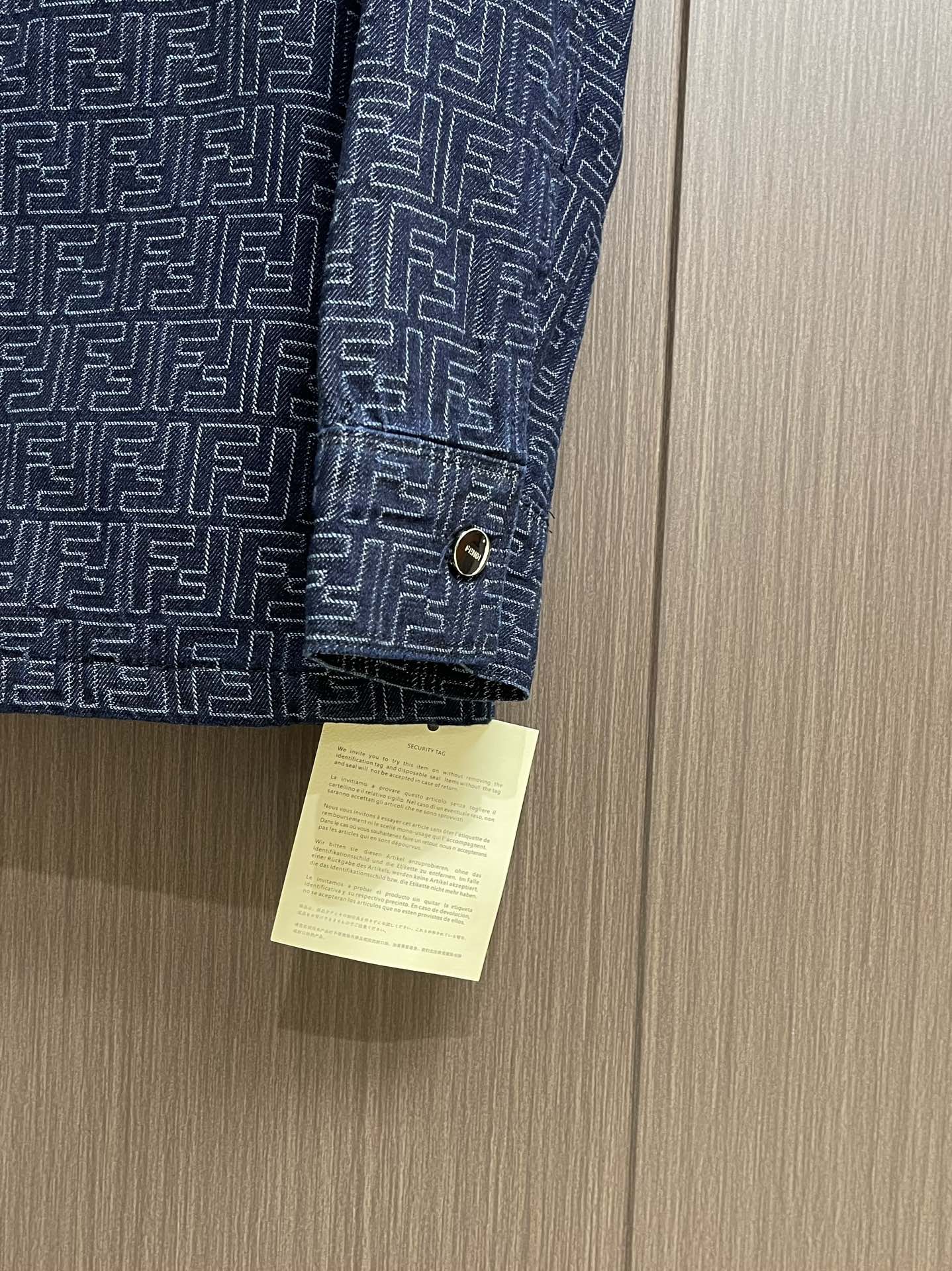 “Fendi FF Cowboy Jacket Customization with Deep Blue FF Bouquets” - 图片 9