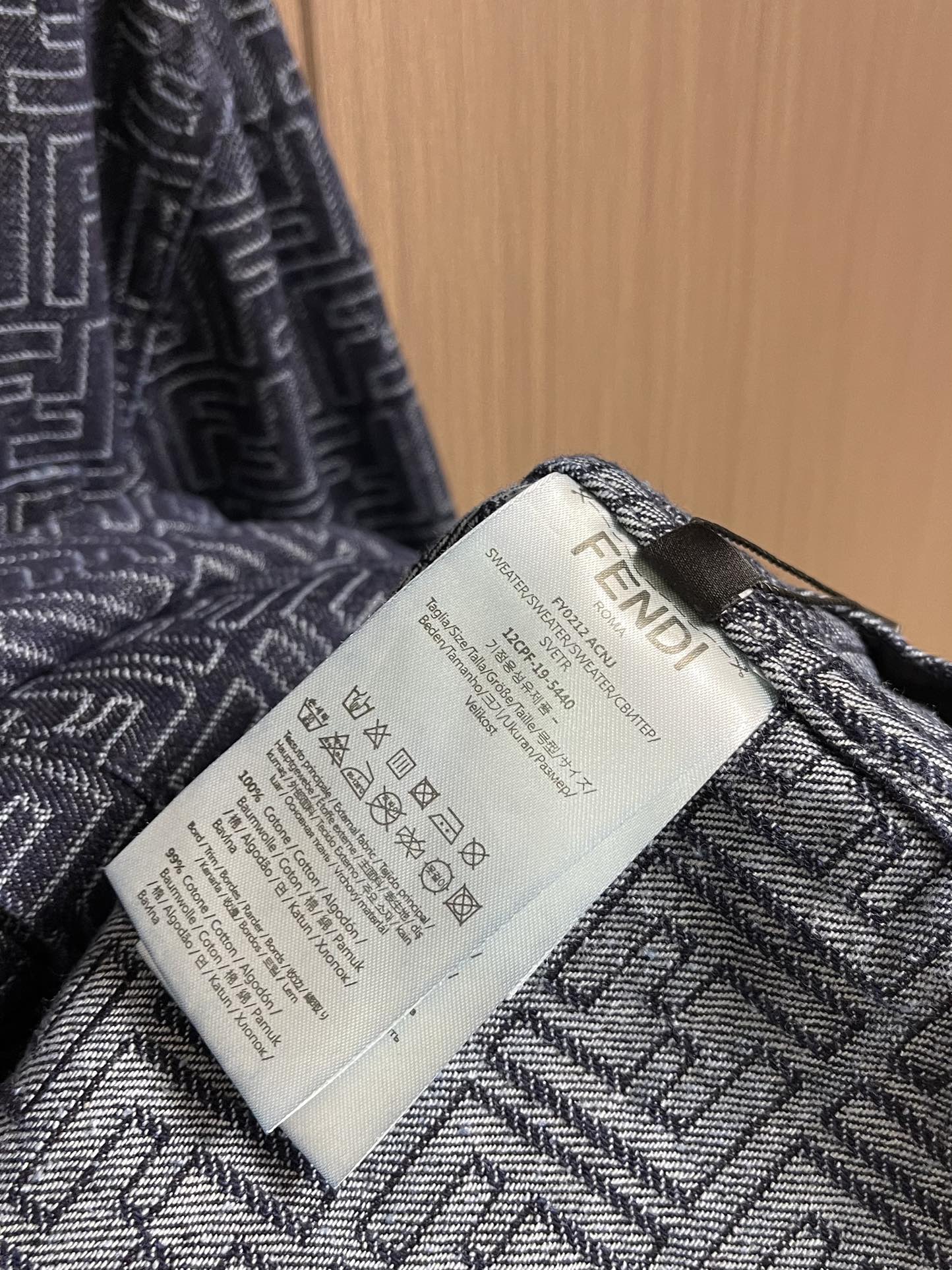 “Fendi FF Cowboy Jacket Customization with Deep Blue FF Bouquets” - 图片 6