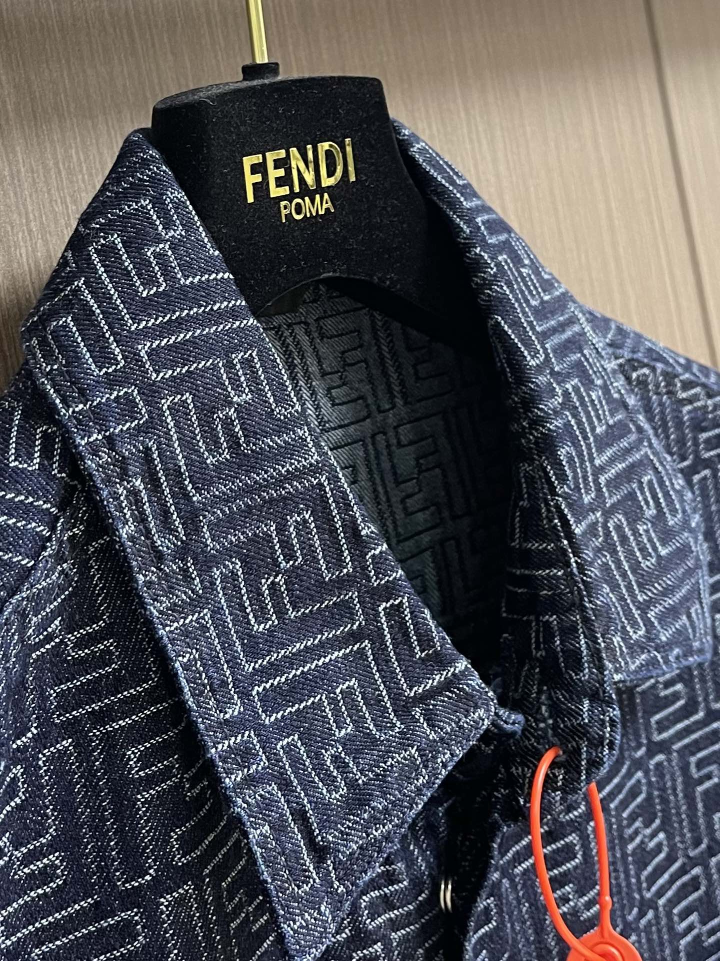 “Fendi FF Cowboy Jacket Customization with Deep Blue FF Bouquets” - 图片 3