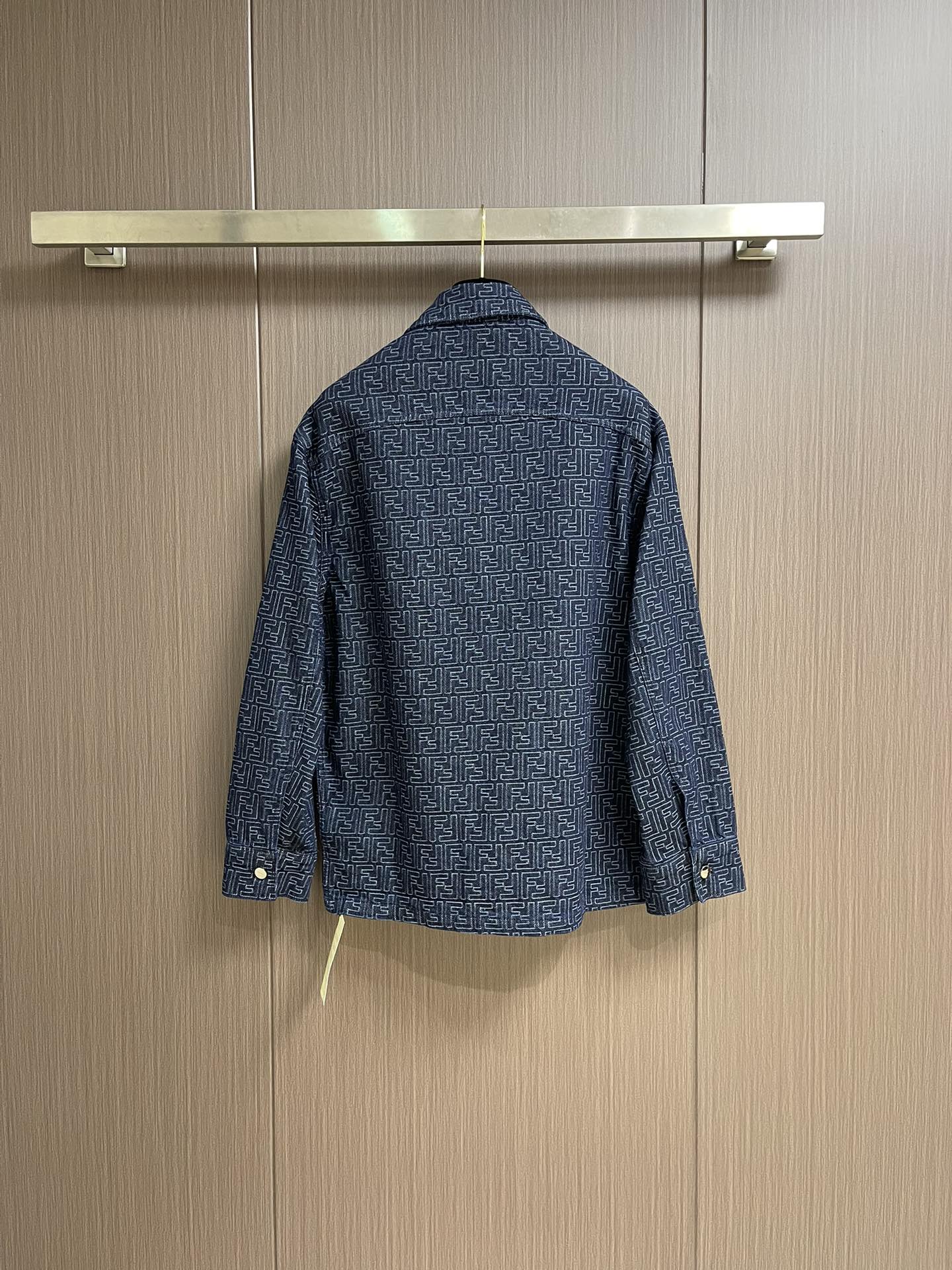 “Fendi FF Cowboy Jacket Customization with Deep Blue FF Bouquets” - 图片 2