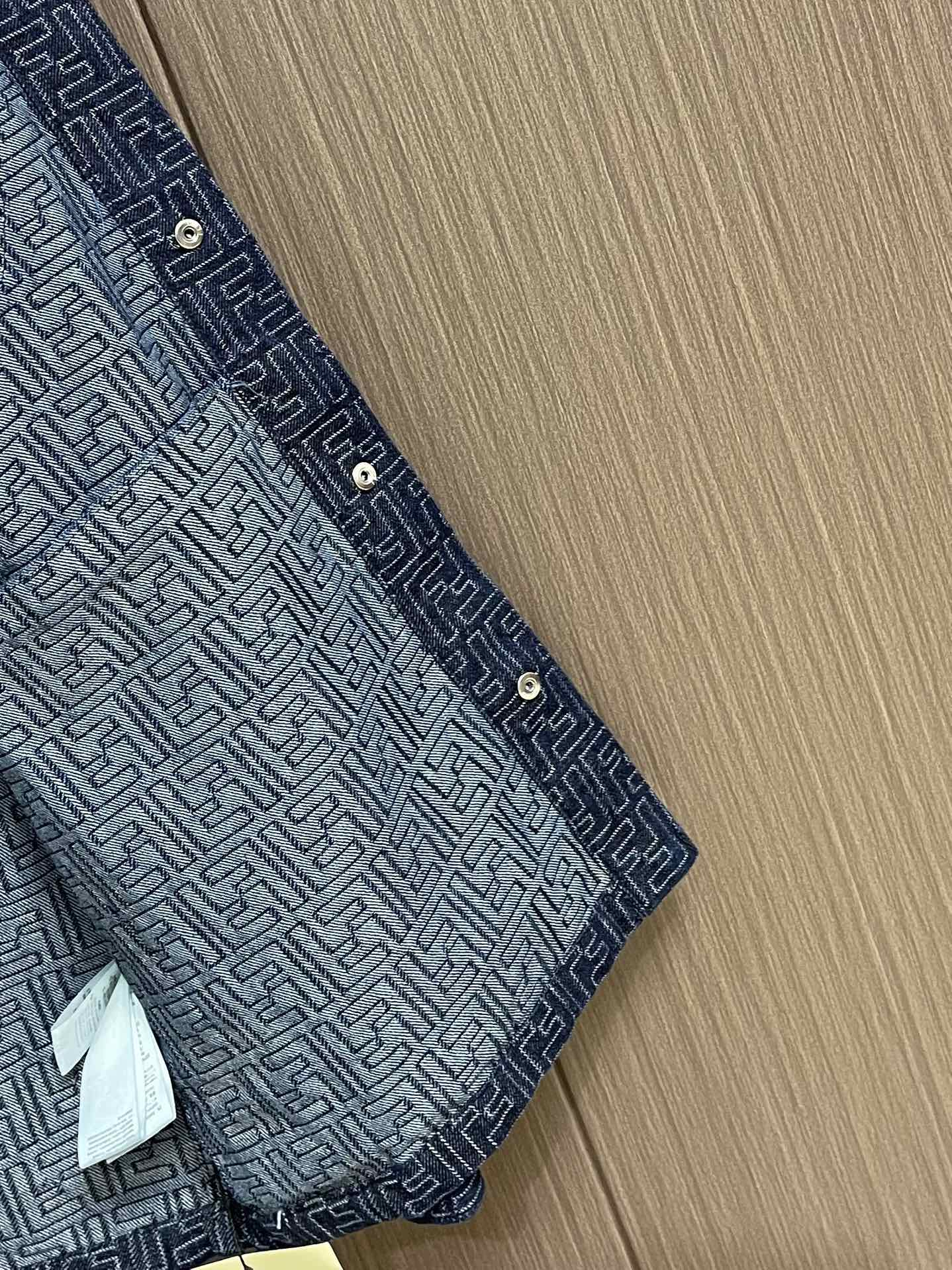 “Fendi FF Cowboy Jacket Customization with Deep Blue FF Bouquets” - 图片 7