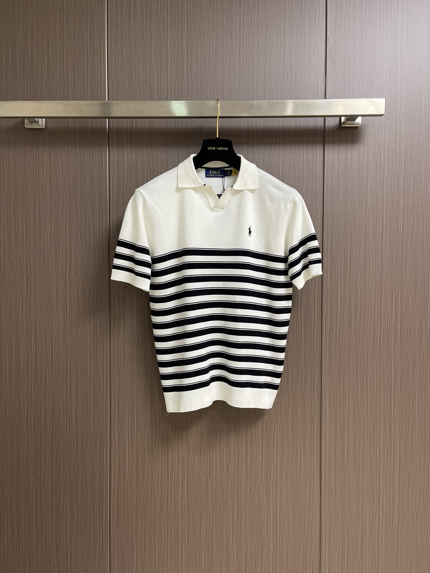 NO:493086,Rah Lauren Striped Pony Embroidery Small V-neck Knitted Short Sleeve POLO, soft and soft feel, comfortable and skin-friendly, complex craftsmanship, time-consuming and labor-intensive. The striped design modifies the neck line and face shape, increasing the exquisiteness in daily life, and gives a lazy and casual style, not picky at all for occasions or people, fashionable and versatile. Rah Lauren pinstriped small V-neck ice silk knitted lapel short sleeves. Size S-XL, T-shirt, alexander wang19860909Rah Lauren 拉夫条纹小马刺绣小V领针织短袖POLO,手感软糯,舒适亲肤,工艺复杂,耗时费力,条纹设计修饰脖颈线条和脸型,增加日常中的精致感,整体给出一种慵懒休闲风,完全不挑场合不挑人,时尚百搭.拉夫Rah Lauren细条纹小v领冰丝针织翻领短袖.尺码S-XL,,T-shirt,alexander wang,Men's clothing