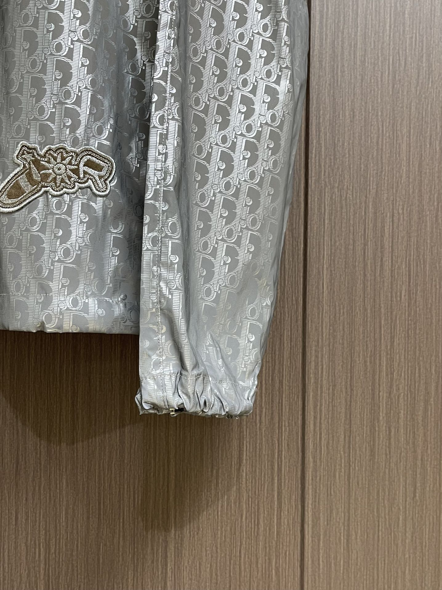 “744Dior 2025 Gray Jacket from AND LEWIS HLTON Series: Oblique Print and Refined Details” - 图片 7