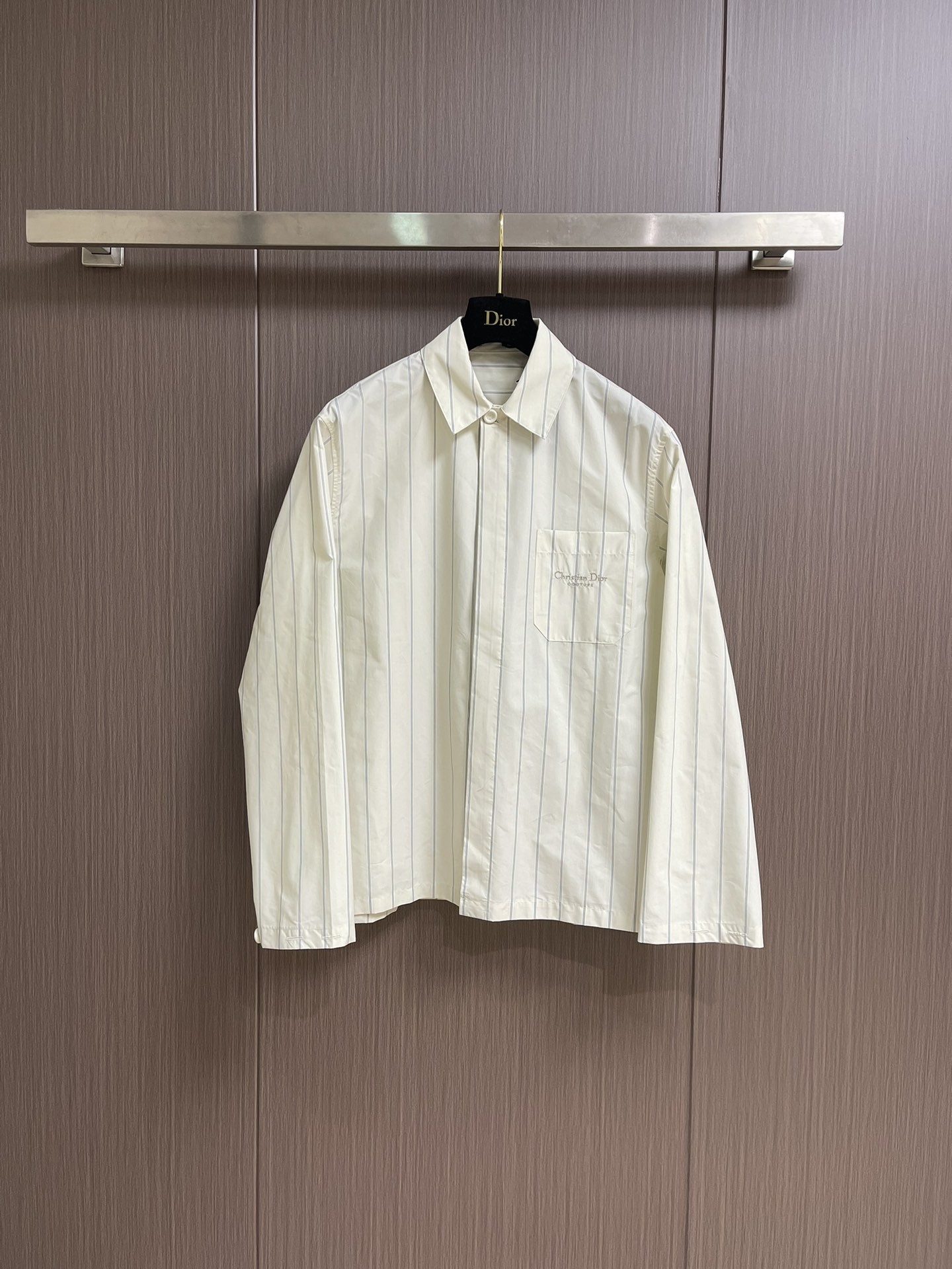 NO:481994,Dior 2025FW new knitted lapel long-sleeved shirt jacket for autumn and winter, beige striped cotton-blend fabric, chest pocket embroidery, hidden button closure placket, brand logo mother-of-pearl buttons, straight bottom silhouette cut. Size S-XL,,dior, jackets & coats,shirts,alexander wang19860909Dior 2025FW 秋冬新款针织翻领长袖衬衫外套,米色条纹棉质混纺面料,胸前口袋饰Cistian Couture 刺绣,隐藏式纽扣开合门襟,品牌标志的珍珠母贝纽扣,直筒底边廓形剪裁.尺码S-XL,,dior,jackets & coats,shirts,alexander wang,Men's clothing