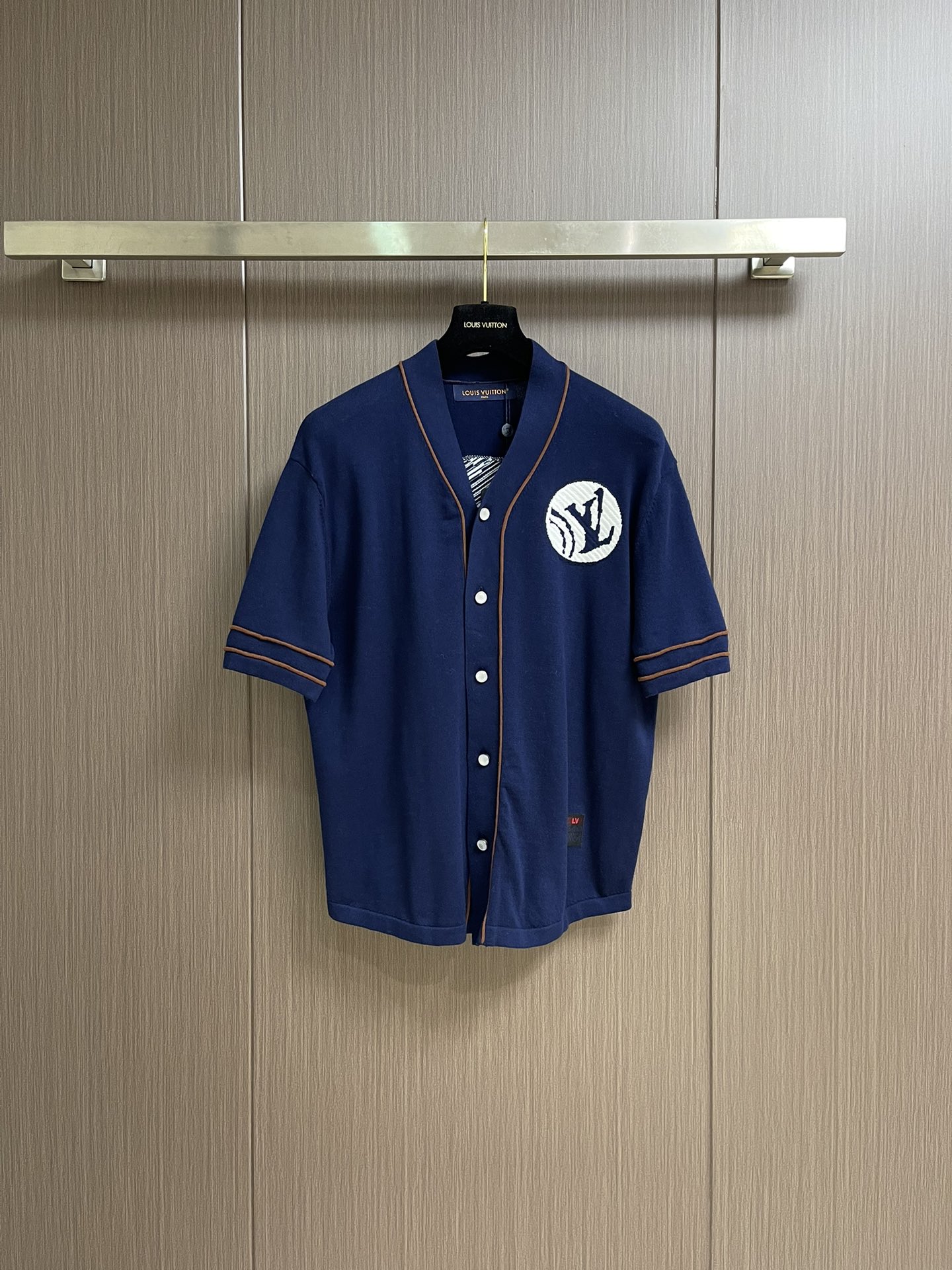 NO:493093,LV 2025SS Autumn New Short Sleeve Shirt, this knitted cotton baseball shirt features a refreshing and loose fit and elegant navy color scheme, making it perfect for summer. The front and back are decorated with the white LV polka dot embroidery logo of the 2025 autumn and winter series, creating a dynamic graphic effect. The lower left corner is decorated with LV Japanese labels, contrasting embroidery piping and pearl buttons further enriching this academic style. Size S-XL, louis vuitton, shirts, T-shirt, alexander wang19860909LV 2025SS秋季新款短袖衬衫,这款针织棉质棒球衫采用清爽宽松的版型和优雅的海军蓝配色,是夏日的完美之选.正面和背面均饰有2025秋冬系列的白色LV波点刺绣标志,营造出动感的图形效果.左下角附近饰有LV日本标签,撞色刺绣滚边和珍珠纽扣进一步丰富了这款学院风的风格.尺码S-XL,,louis vuitton,shirts,T-shirt,alexander wang,Men's clothing