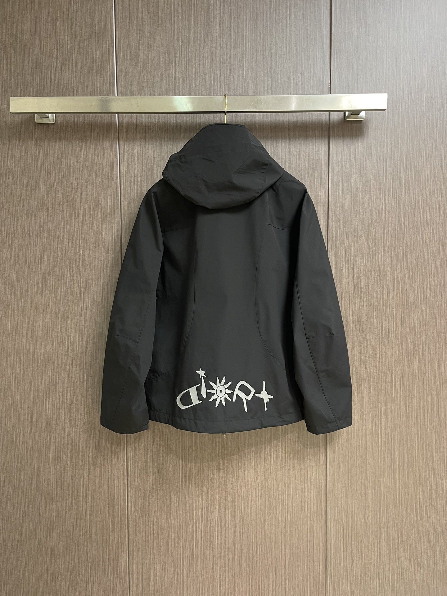 Dior X LH Hammel 2025 Men’s Logo-Printed Double-Chained Hood Coats: Detailed Design for Diverse Style - 图片 2