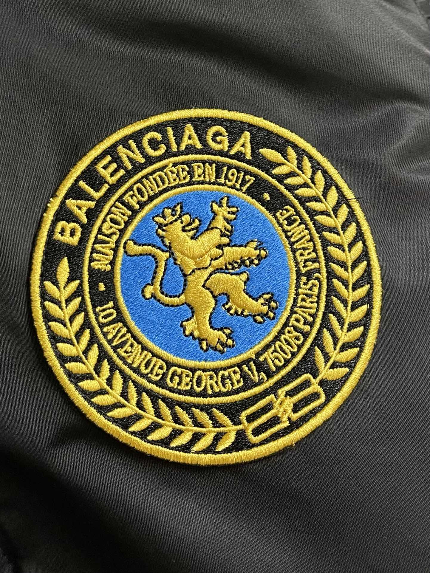 “Balenciaga BLCG Pilot Bomber Jacket: Dark Purple and Classic Black, Stylish Streetwear for All Sizes” - 图片 5