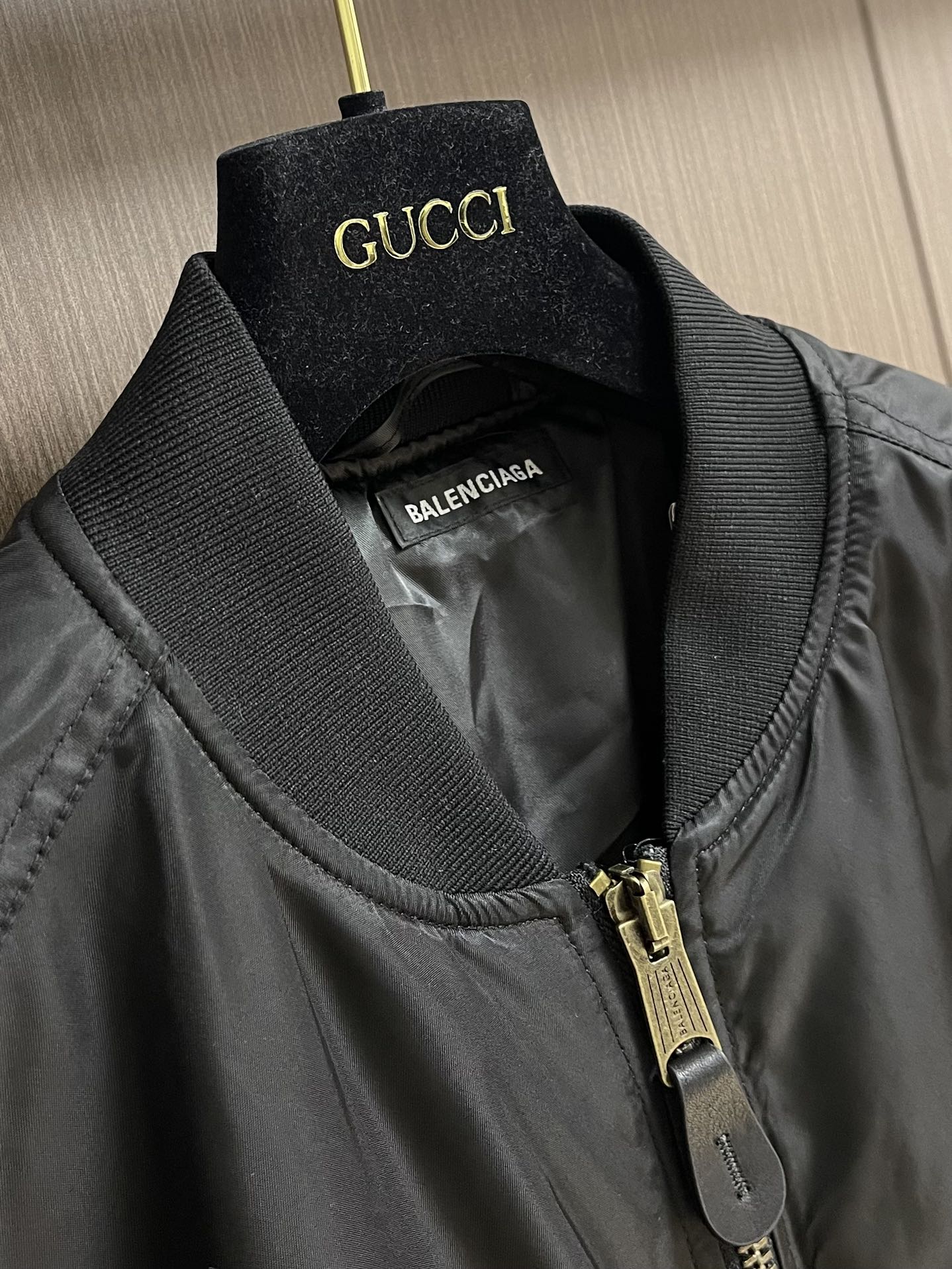 “Balenciaga BLCG Pilot Bomber Jacket: Dark Purple and Classic Black, Stylish Streetwear for All Sizes” - 图片 6