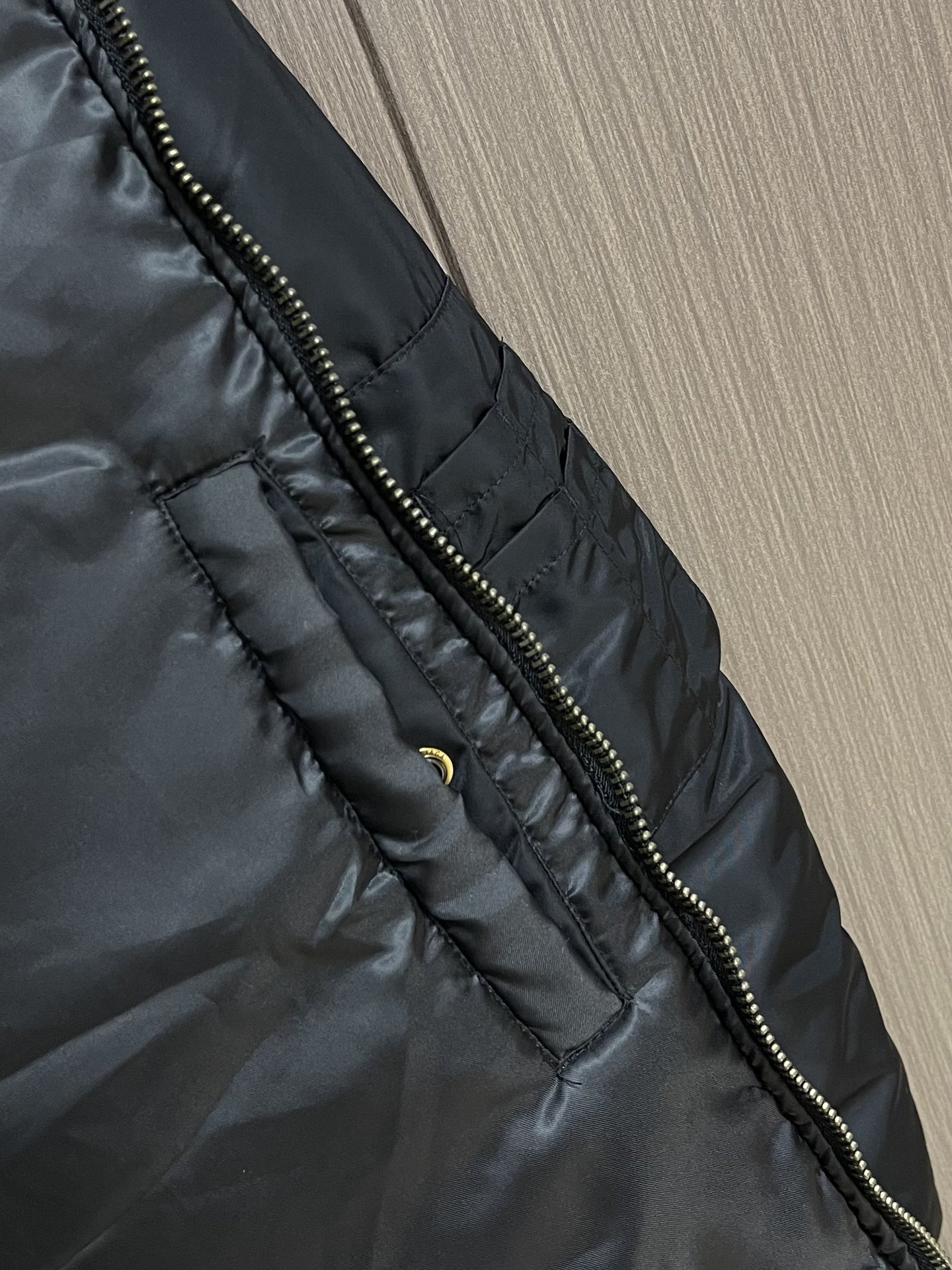 “Balenciaga BLCG Pilot Bomber Jacket: Dark Purple and Classic Black, Stylish Streetwear for All Sizes” - 图片 9