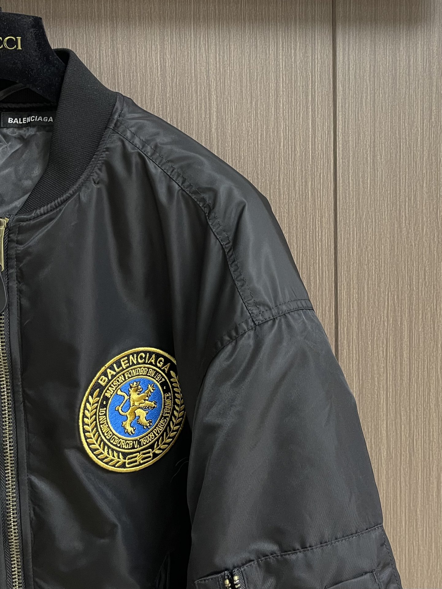 “Balenciaga BLCG Pilot Bomber Jacket: Dark Purple and Classic Black, Stylish Streetwear for All Sizes” - 图片 4