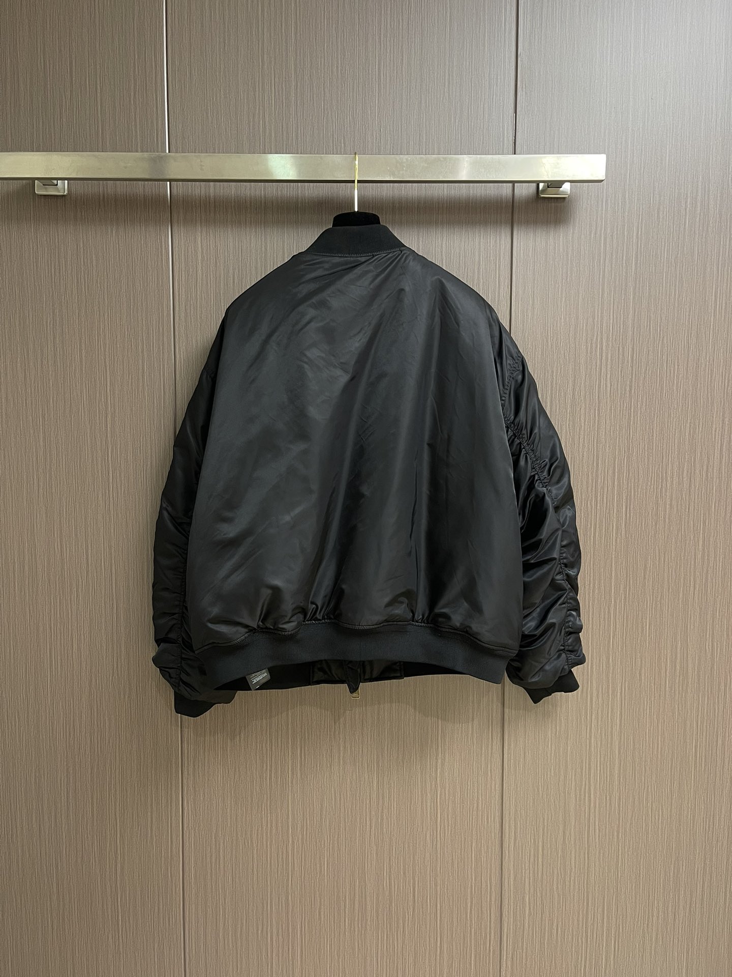 “Balenciaga BLCG Pilot Bomber Jacket: Dark Purple and Classic Black, Stylish Streetwear for All Sizes” - 图片 2