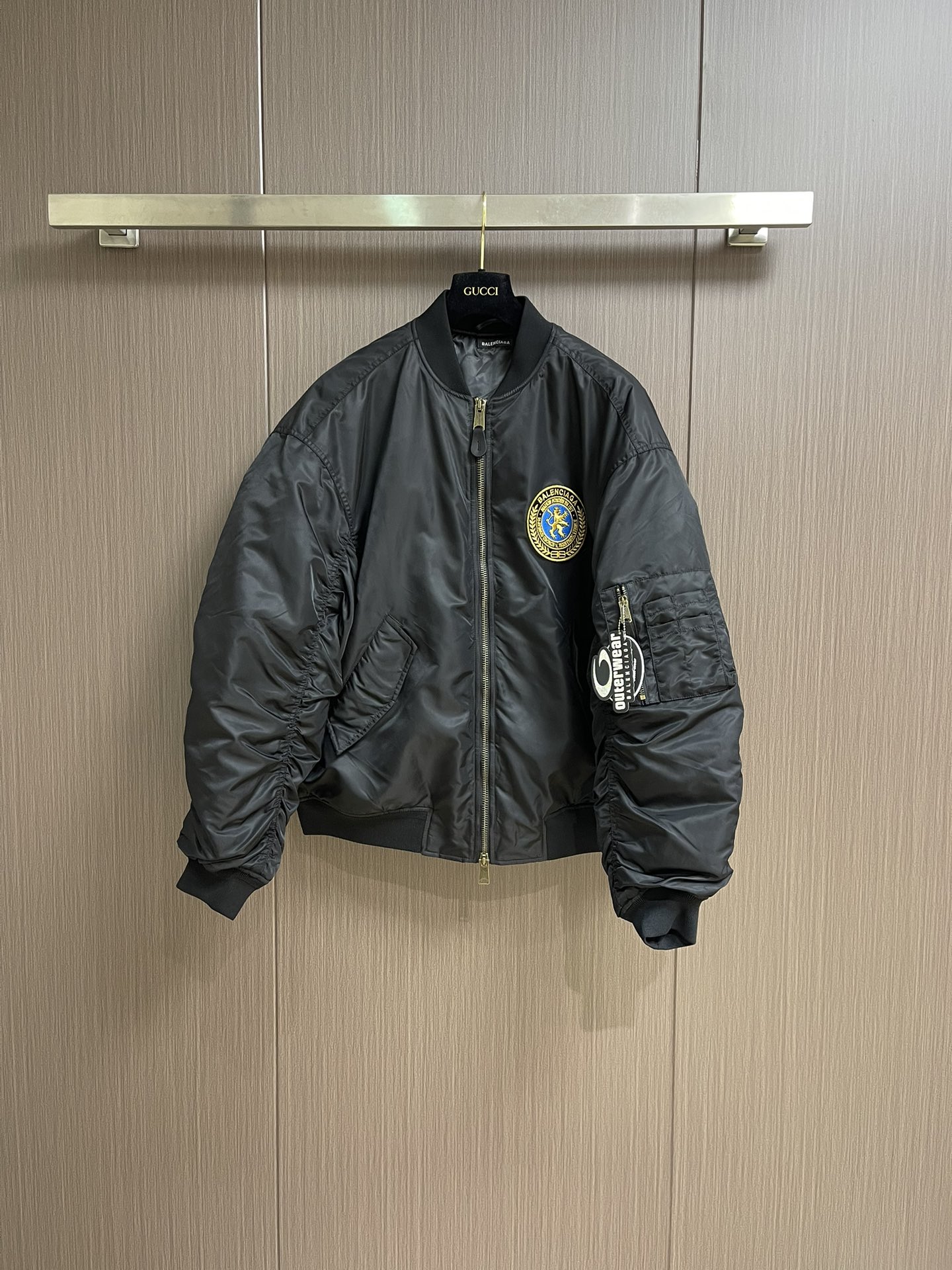 NO:498209,Balenciaga  BLCG badge pilot bomber flight suit jacket, this time, launched the mysterious dark purple and classic cool black. The dark purple model is unique and eye-catching, and it is very popular when walking on the street. The black model is eternal, versatile and high-end, and you won’t make mistakes no matter how you wear it~ The iconic badge embroidery is exquisite and eye-catching, and the details show the brand style. The work pocket of the left sleeve not only increases practicality, but also makes the overall look more  It has a sense of layering and street feel. Moreover, its style is superb, loose and moderate, and does not pick on the figure. Whether it is a petite girl or a handsome man, it can be easily controlled. The upper body becomes fashionable in seconds. The fabric is full of texture, crisp, stylish and durable. Whether it is a combination to create a casual street style or a cool and handsome mix style, there is no pressure. Wear it in early autumn, keep warm and fashionable, and easily become the focus of the crowd. Let your outfit level rise straight~  Size S-XL 0-1-2-3,,balenciaga,jackets & coats,jackets & coats,alexander wang19860909Balenciaga BLCG徽章飞行员bomber飞行服夹克外套,这次推出了神秘的深紫色和经典的酷黑色.深紫色款,独特又吸睛,走在街上回头率爆表；黑色款则是永远的神,百搭又高级,怎么穿都不会出错～标志性的徽章刺绣,精致又亮眼,细节之处彰显品牌格调.左袖的工装口袋,不仅增加了实用性,还让整体造型更具层次感和街头感.而且它的版型超赞,宽松适度,不挑身材,不管是娇小女生还是型男,都能轻松驾驭,上身秒变时髦精,面料质感十足,挺括有型还耐穿.无论是搭配打造休闲街头风,还是配上展现酷帅混搭风,都毫无压力.早秋穿上它,保暖又时尚,轻松成为人群焦点.让自己的穿搭level直线上升～ 尺码S-XL 0-1-2-3,,balenciaga,jackets & coats,jackets & coats,alexander wang,Men's clothing