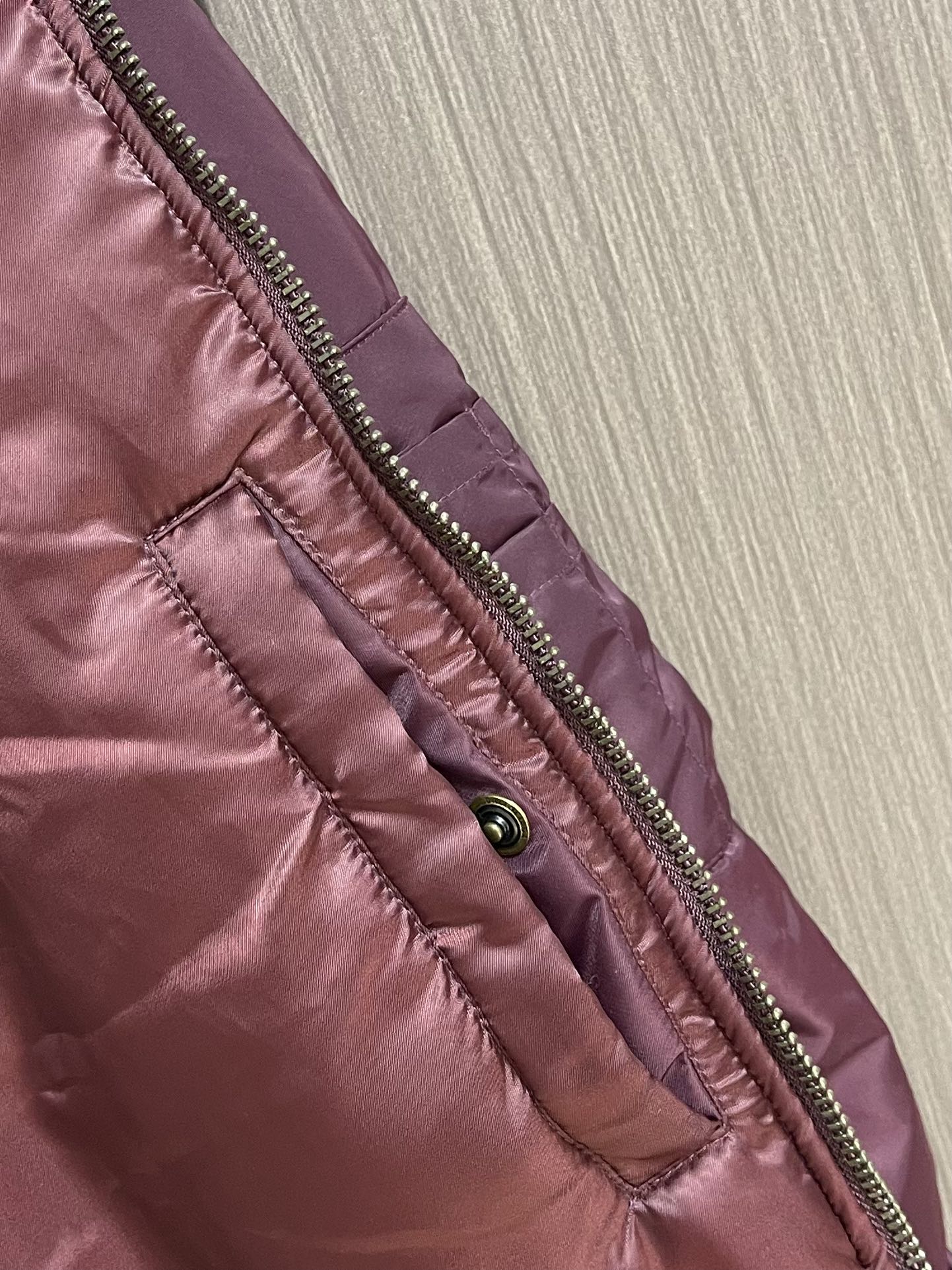 “Balenciaga BLCG Pilot Bomber Jacket: Dark Purple and Classic Black, Street Style Fashion for All Sizes” - 图片 9