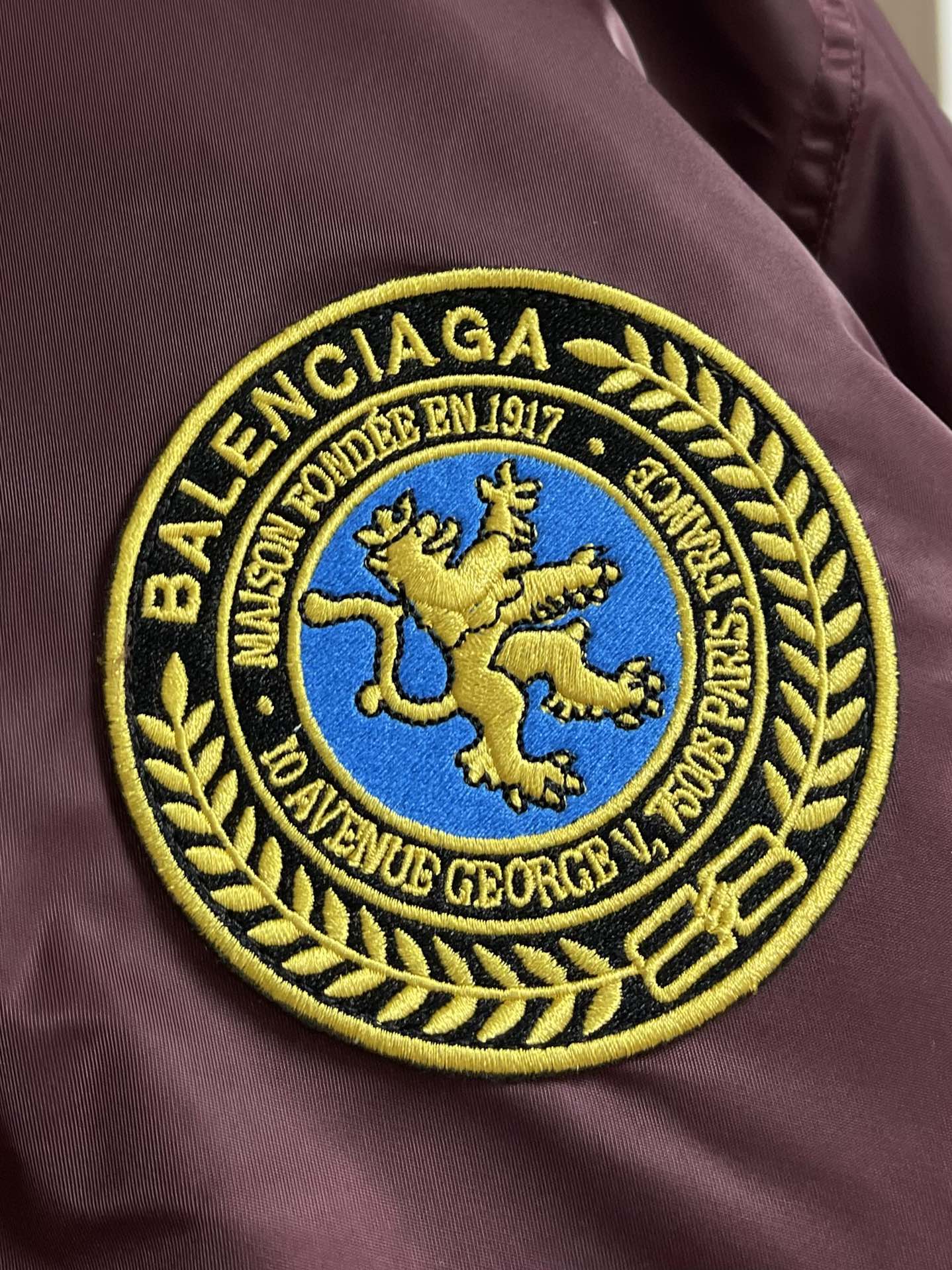 “Balenciaga BLCG Pilot Bomber Jacket: Dark Purple and Classic Black, Street Style Fashion for All Sizes” - 图片 5