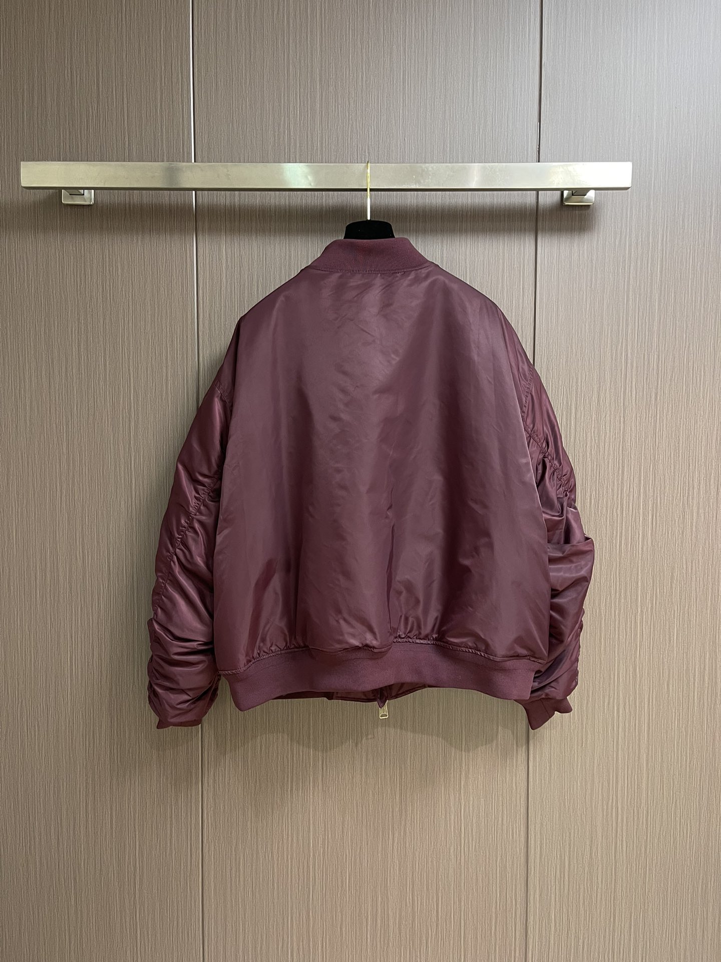 “Balenciaga BLCG Pilot Bomber Jacket: Dark Purple and Classic Black, Street Style Fashion for All Sizes” - 图片 2