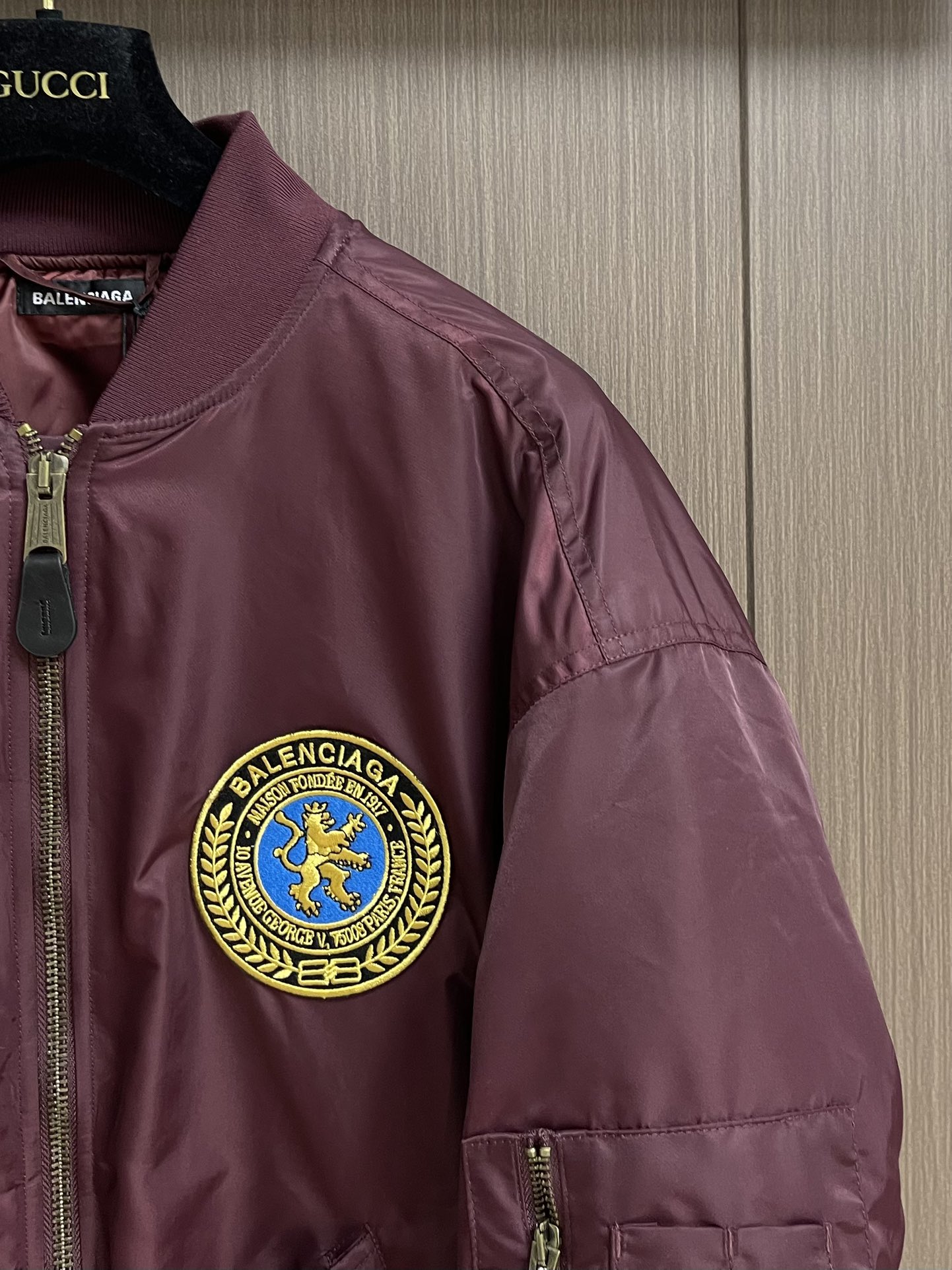 “Balenciaga BLCG Pilot Bomber Jacket: Dark Purple and Classic Black, Street Style Fashion for All Sizes” - 图片 4