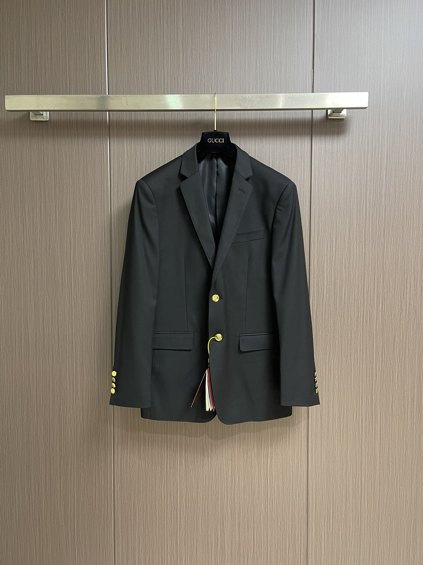 NO:507253,The whole set of removable single suit trousers Gucci 2025ss early autumn new suit jacket trousers suit, imported original imported ultra-fine fabric, full of drape, the whole piece of clothing is neat and flat, all hardware accessories are top-grade accessories with logo, it is obvious that it is high-end fabric. This fabric is fixed and there is no good product from the outside, no picky place, such a suit is often worn, and it is very practical. The trousers are 29-38 Suit size 46-58, gucci, jackets & coats, alexander wang19860909整套 可拆卖 单西服 西裤 Gucci 2025ss早秋新款西服外套西裤套装,进口原版进口超细布料,笔挺垂感十足,整件衣服车工走线整齐平整,所有五金附料都是客供带logo顶级配件 一看就是高档的面料 这种面料都是定织的 外面根本就没有 正规大厂途径出来的好货,无任何有挑剔的地方 这样的一套西服属于常备常穿的,实用性很强. 西裤码数29-38 西服码数46-58,,gucci,jackets & coats,alexander wang,Men's clothing