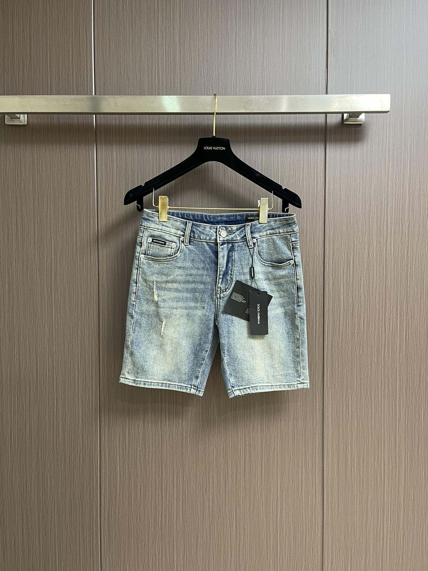 NO:482027,DG 2025SS spring and summer new casual denim shorts customized fabric, breathable and comfortable, impeccable details, brand element design concept, reflecting high quality. It feels delicate and soft!  Present casual cut, with a great upper body style. Size 29-36 No 35, shorts, alexander wang19860909DG 2025SS春夏新款休闲牛仔短裤 定制面料 透气舒适度高,细节无可挑剔,品牌元素设计理念,体现高品质.手感细腻柔软！呈现休闲裁剪,上身版型超赞.尺码29-36 无35,,shorts,alexander wang,Men's clothing