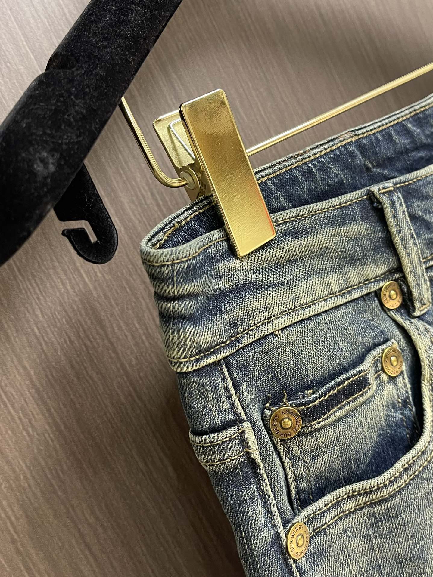 “Burberry 2025 Collage Bag Collection Featuring Classic Original Blues and Customer Offers” - 图片 6