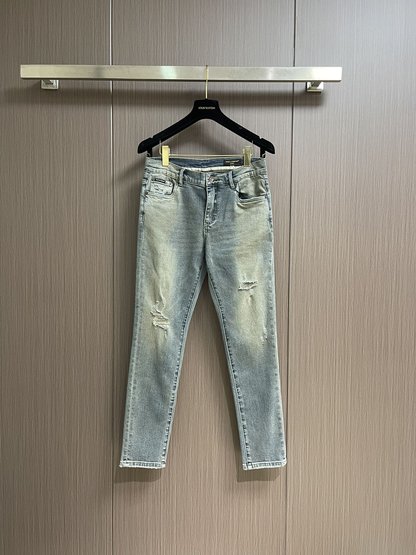 NO:493130,DG 2025ss Spring and Summer New Wash Men's Casual Jeans, a pair of jeans with a strong tone, are all fashionable and reincarnation, so for the denim category, such reincarnation is especially dense!  The jeans are made of imported daily denim denim cotton cloth, and are washed and ground into white with heavy industry, and have a super high appearance!  It is also not as comfortable as it is not as good as the fabric is soft and skin-friendly and elastic, and it also takes into account excellent sweat-relief and breathable properties, which can also be worn all year round!  The back pocket is full of recognition metal nameplate ornament and the details of the matte lacquered metal buttons engraved with words, which show the brand identity in a low-key and restrained manner!  Classic small straight jeans style cut, the upper body can modify all imperfect leg shapes, instantly pulling the identity into a golden ratio effect, which is very worthy of being included in men's wardrobe. Size 29-36 No 35, jeans, gold, alexander wang19860909DG 2025ss春夏新品水洗男士休闲牛仔裤,腔调感极强的一款牛仔裤,都是时尚是个轮回,那么于牛仔类别而言这样的轮回尤其密集！该牛仔裤采用客供进口日制丹宁牛仔棉布制成,重工水洗磨白,颜值度超级高！舒适度方面同样也不安下风,面料柔软亲肤有弹力,同时兼顾出色的排汗透气性,可兼顾一年四季穿着搭配！后兜充满辨识度的金属铭牌贴饰,以及刻有字样的哑光漆面金属纽扣细节,低调内敛的展现出品牌身份！经典小直筒牛仔裤版型剪裁,上身能够修饰所有不完美的腿型,瞬间将身份拉分成黄金比例效果,非常值得被收入男士的衣橱之中.尺码29-36 无35,,jeans,gold,alexander wang,Men's clothing