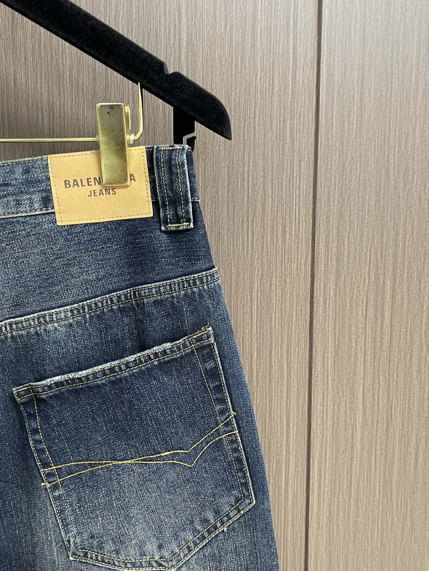 Title: Customized Balenciaga Embroidered Jeans in Deep Blue with Brand Recognition Summary: Balenciaga jeans feature unique embroidery, brand logo, and customizations for a stylish and distinctive look - 图片 8