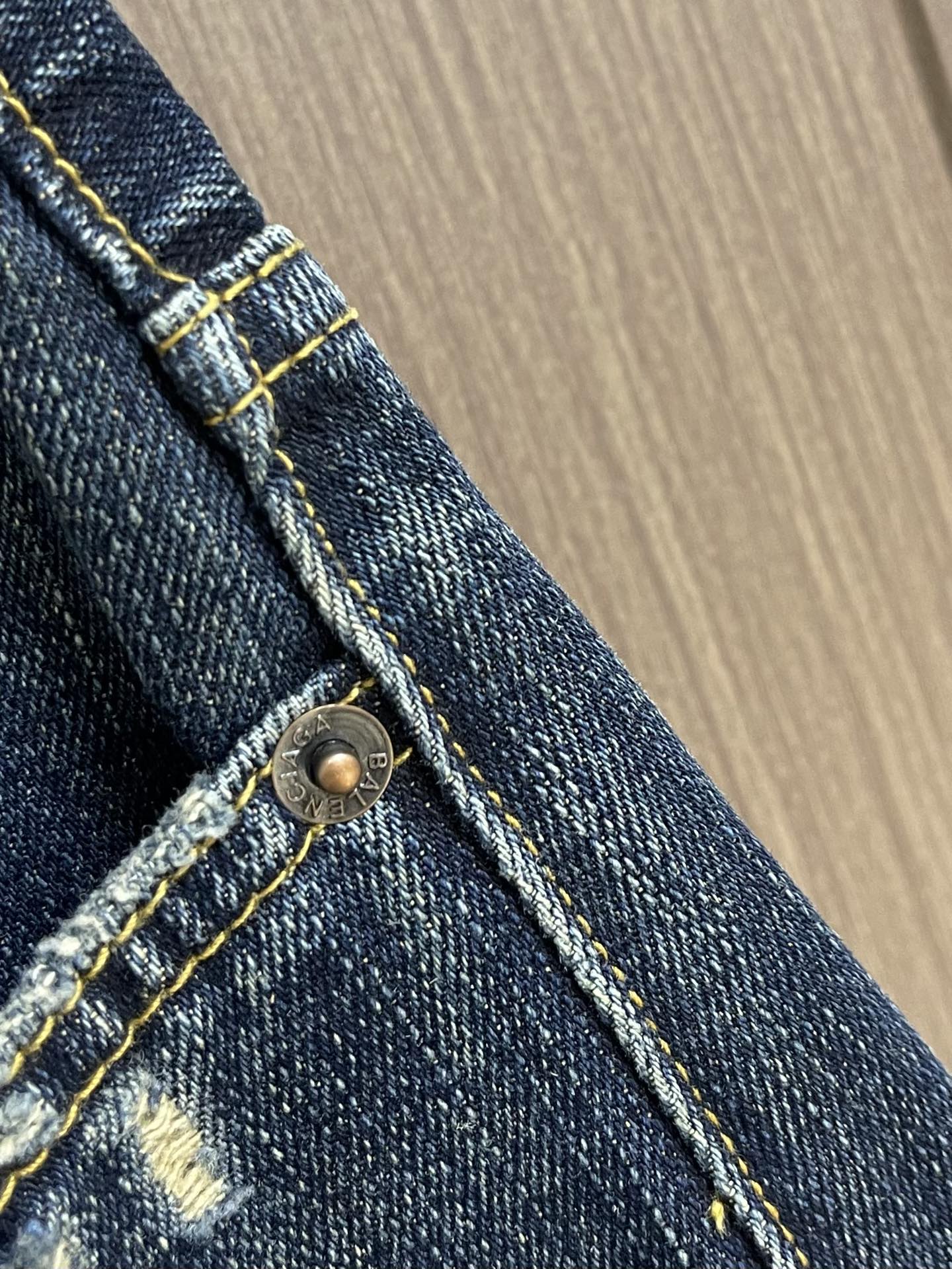 Title: Customized Balenciaga Embroidered Jeans in Deep Blue with Brand Recognition Summary: Balenciaga jeans feature unique embroidery, brand logo, and customizations for a stylish and distinctive look - 图片 6