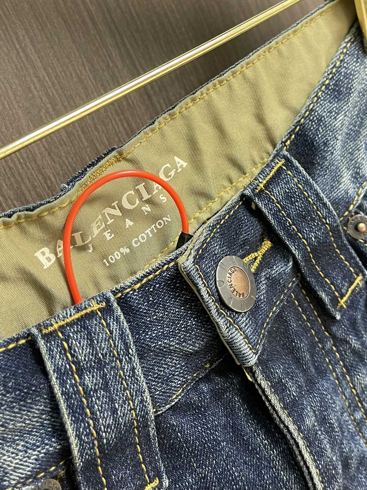 Title: Customized Balenciaga Embroidered Jeans in Deep Blue with Brand Recognition Summary: Balenciaga jeans feature unique embroidery, brand logo, and customizations for a stylish and distinctive look - 图片 3