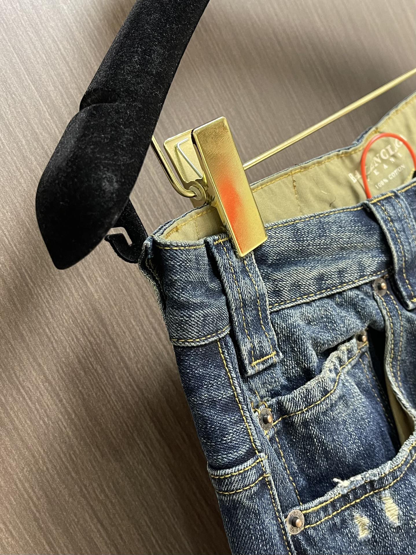 Title: Customized Balenciaga Embroidered Jeans in Deep Blue with Brand Recognition Summary: Balenciaga jeans feature unique embroidery, brand logo, and customizations for a stylish and distinctive look - 图片 7