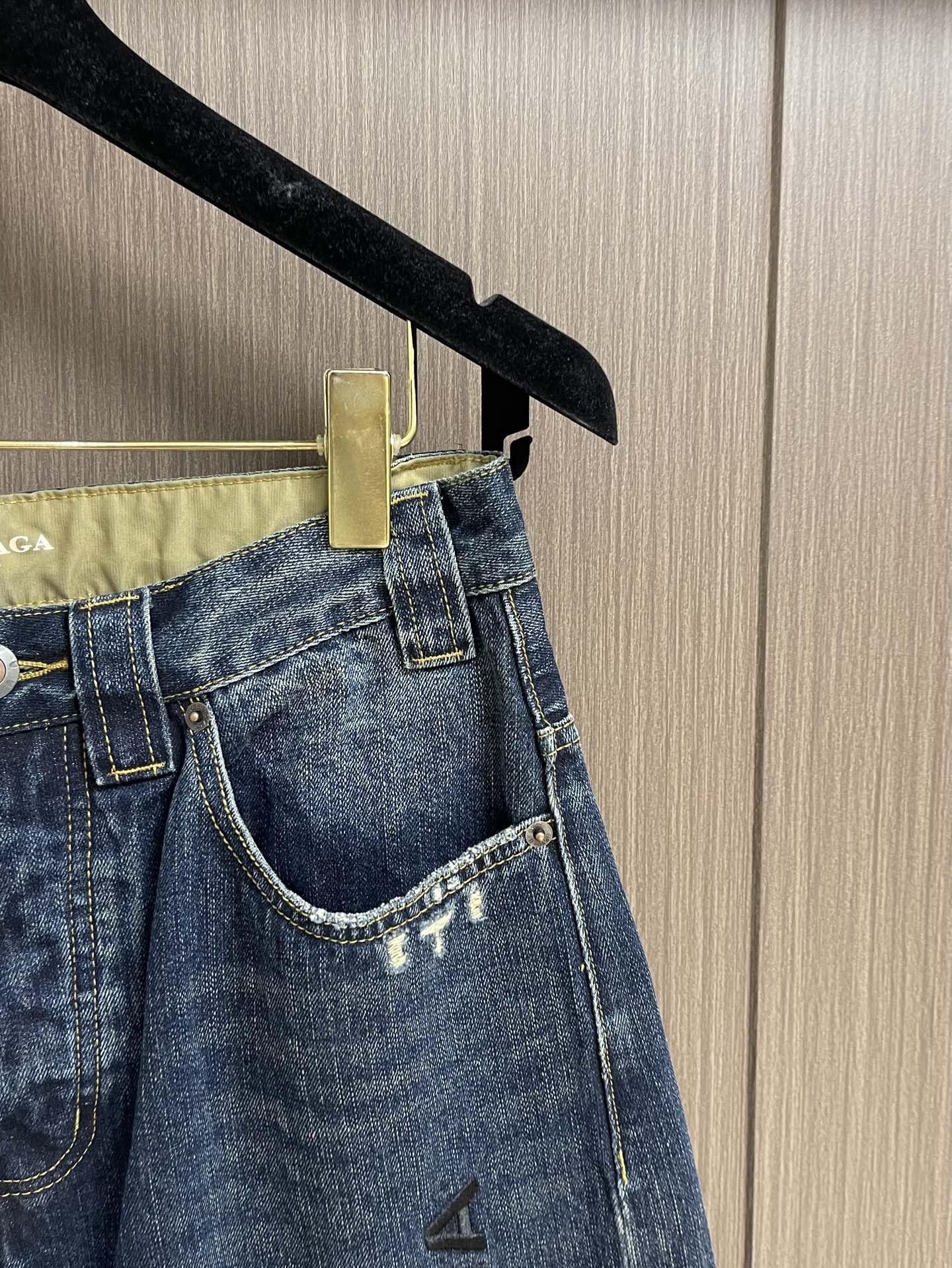 Title: Customized Balenciaga Embroidered Jeans in Deep Blue with Brand Recognition Summary: Balenciaga jeans feature unique embroidery, brand logo, and customizations for a stylish and distinctive look - 图片 4