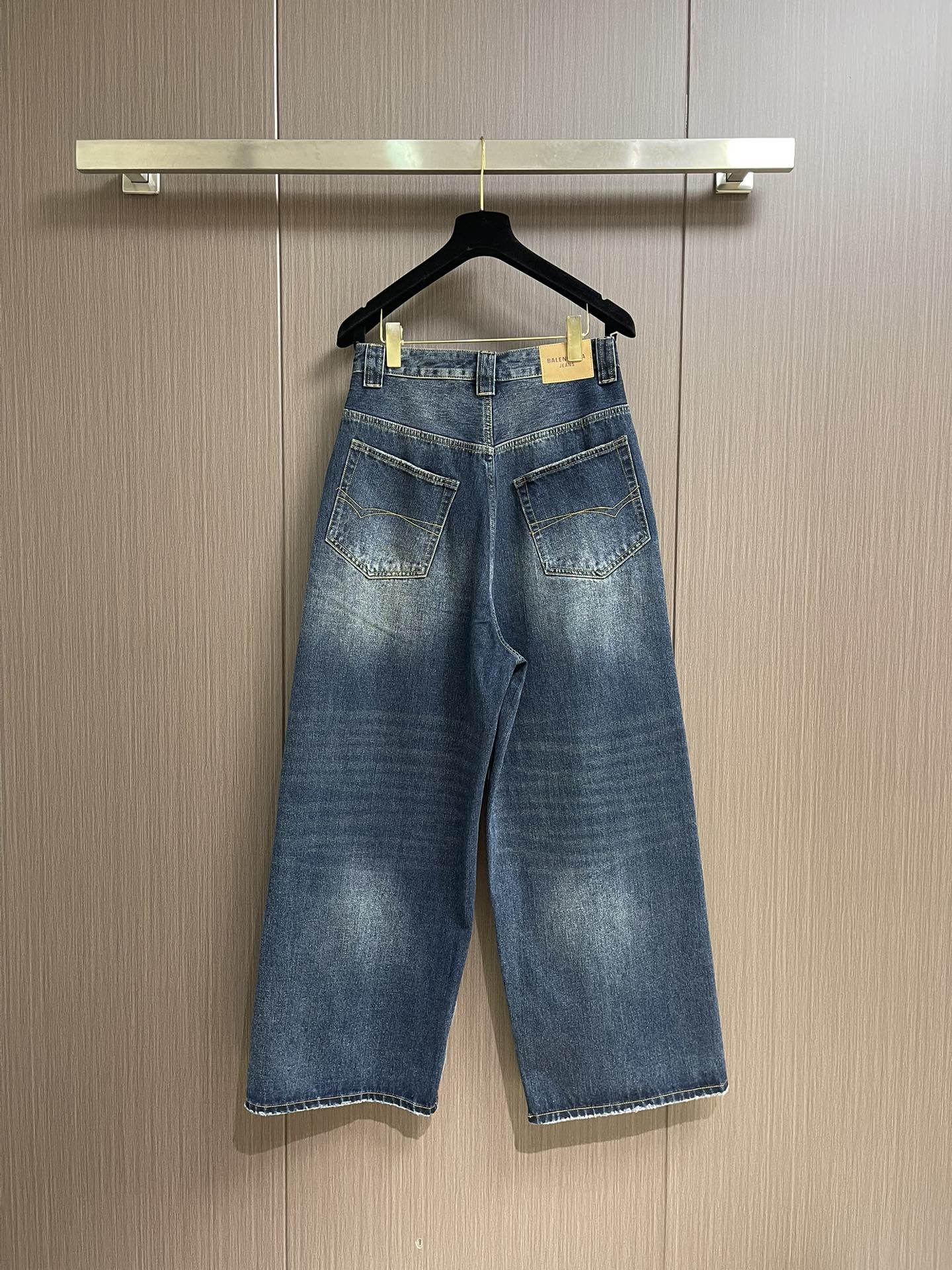 Title: Customized Balenciaga Embroidered Jeans in Deep Blue with Brand Recognition Summary: Balenciaga jeans feature unique embroidery, brand logo, and customizations for a stylish and distinctive look - 图片 2