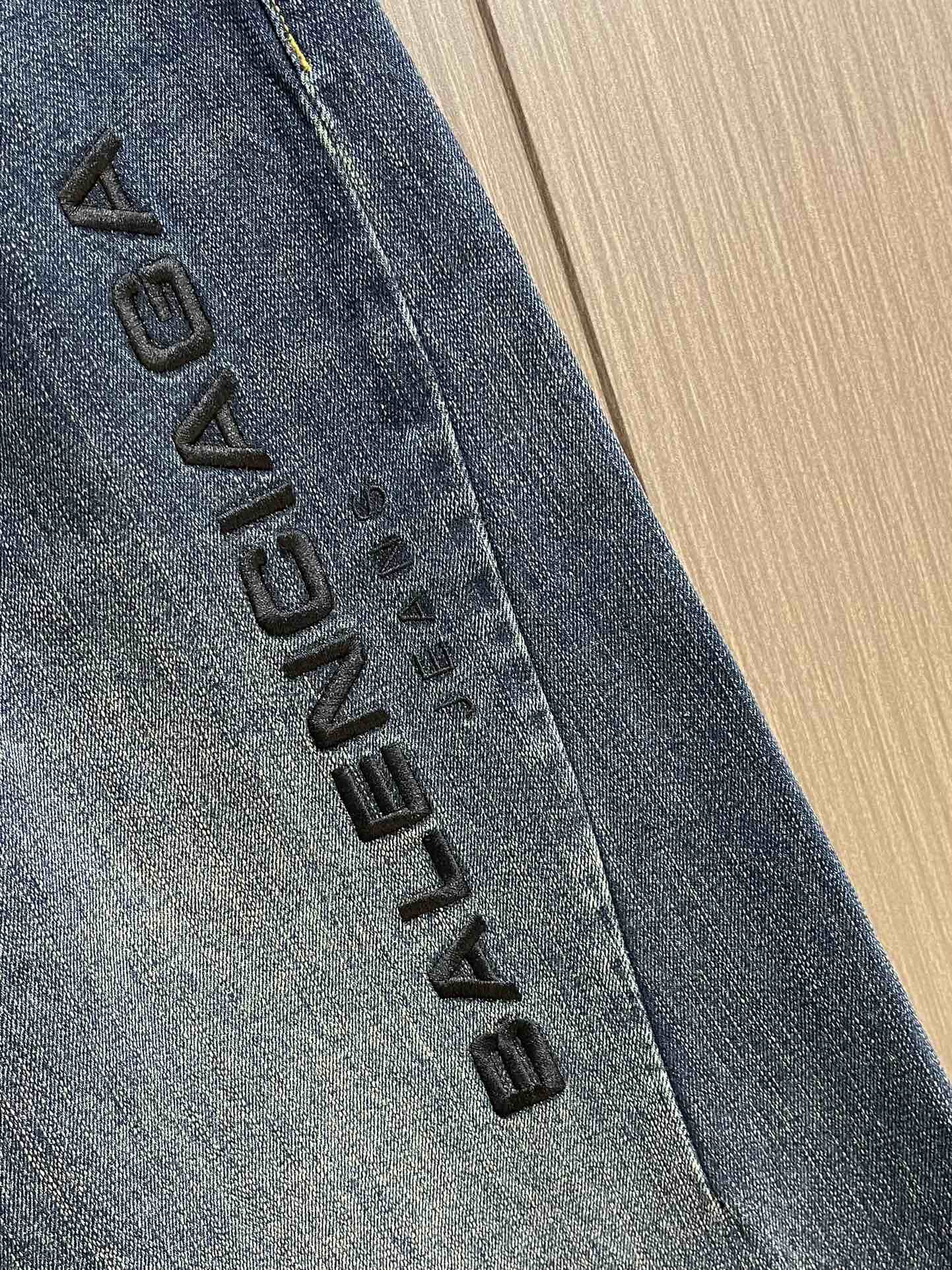 Title: Customized Balenciaga Embroidered Jeans in Deep Blue with Brand Recognition Summary: Balenciaga jeans feature unique embroidery, brand logo, and customizations for a stylish and distinctive look - 图片 5