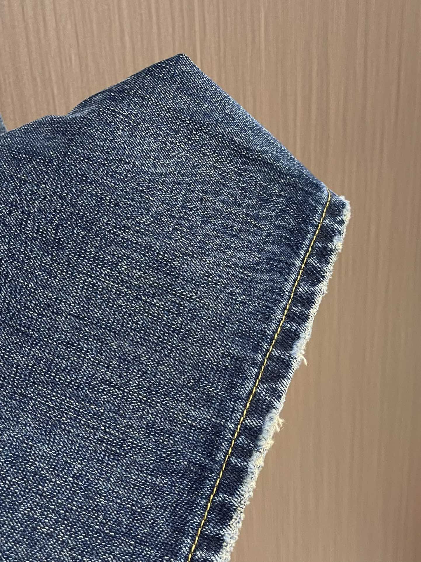 Title: Customized Balenciaga Embroidered Jeans in Deep Blue with Brand Recognition Summary: Balenciaga jeans feature unique embroidery, brand logo, and customizations for a stylish and distinctive look - 图片 9