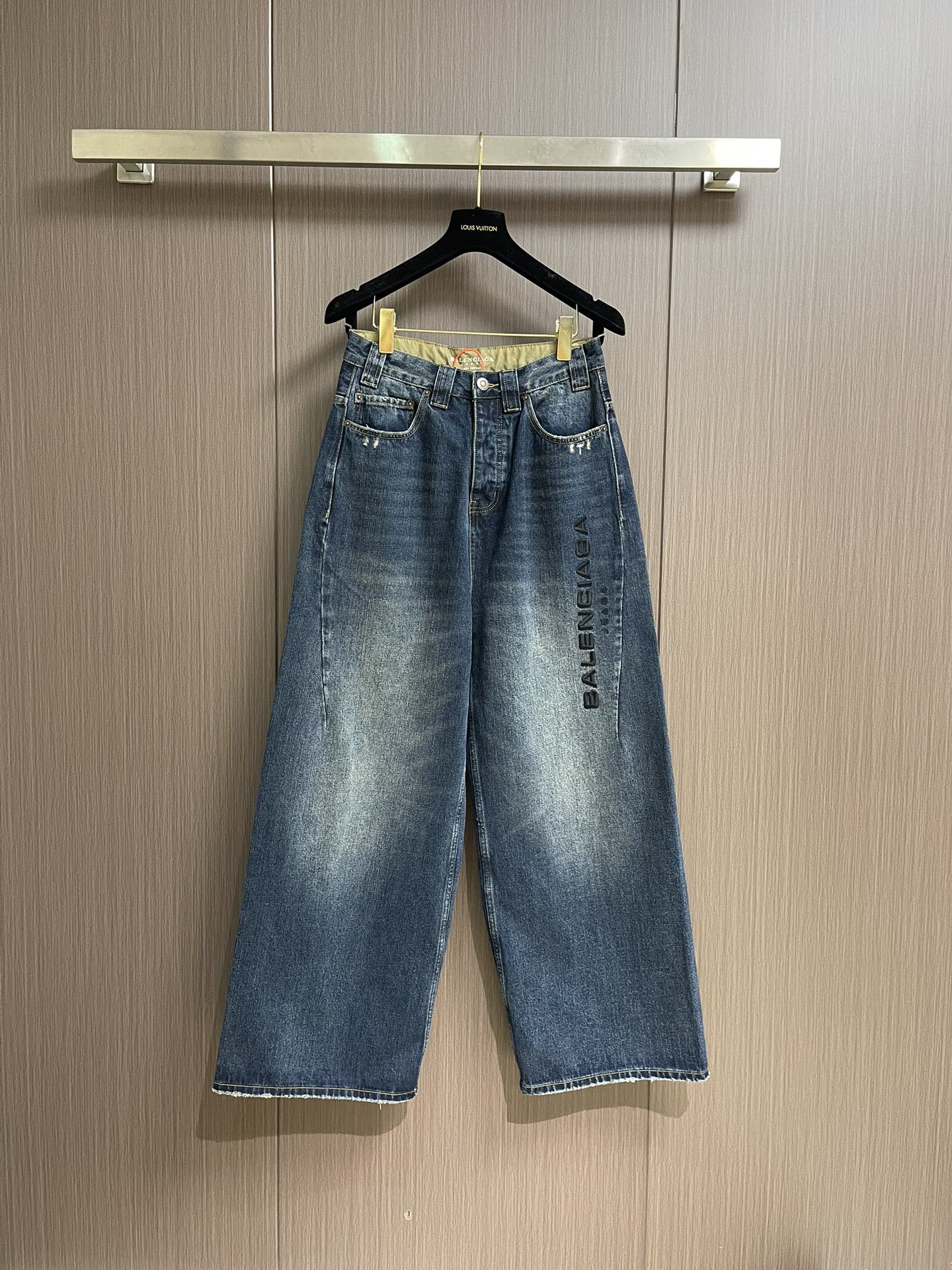 NO:481986,Balenciaga jeans embroidered jeans, customized fine vertical bamboo pattern dark horizontal bamboo rhyme cotton denim, delicate texture, comfortable skin, dark bamboo pattern cruising in the dark blue base, the left leg is decorated with Balenciaga jeans embroidery, complementing the Paris kraft paper at the rear belt to increase brand recognition Black silk thread meanders on the dark blue background, instantly ignites the visual focus, smooth and tense lines, with a retro and modern dual temperament outlines the infinite possibilities of fashion, and customization is preferred Original denim material, so as to fry snowballs, fried salt, specially made corresponding dissolves Add a certain amount of dye Soak the denim material and absorbs the solvent, then rub it and dry it to make it further fade and oxidize, using the sand stir-frying hand rub technology by processing on the sand stir-frying machine  The surface of denim material is naturally faded and worn. Then, it is purely manual to use special tools to physically damage the surface to maintain the original texture and details, and increases its uniqueness. The combination of wiping and whisker technology and gun painting technology is given priority to hand rubbing in specific areas to achieve natural wrinkles. Then use specific tools to draw the texture of the whisker shape. The visual effect is full, and the ripped edge hanging technology is used to rub the edges on the edges through physical wear to achieve natural ripple effect. The combination of high-temperature steam and matte paper removes fiber feathers and color difference, so that the unique ripping and wear effect is presented. Size XS-L,,balenciaga,jeans,cowhide,alexander wang19860909Balenciaga jeans刺绣牛仔裤,定制细竖竹纹暗横竹韵棉质牛仔布 质地细腻 舒适贴肤 深蓝基底中游弋着若隐若现的暗竹纹路 左腿饰以Balenciaga jeans刺绣 与后部腰带处巴黎牛皮纸相得益彰增添品牌辨识度 黑色的丝线在深蓝的背景上蜿蜒游走 瞬间点燃视觉焦点 线条流畅且富有张力 自带一种复古而摩登的双重气质 勾勒出时尚的无限可能,优先定制 原版牛仔料 从而进行炒雪球 炒盐 特制对应的溶 加入一定量的染色剂 将牛仔料浸泡其中吸收溶剂 再进行搓洗后晾干 使其进一步褪色和氧化,采用炒沙手擦技术 通过在炒沙机上进行处理 使牛仔料表面产生自然的褪色和磨损 再纯手工使用特制工具对表面进行物理损伤保持原始质感和细节而又增加了其独特性,擦压皱猫须技术和枪画猫须技术结合 优先在特定区域进行手工擦制 以达到自然的皱纹效果 再用特定的工具绘制出猫须形状的纹理 视觉效果拉满,破洞处采用烂边吊烂技术 通过物理磨损在边缘部分进行摩擦来实现自然烂边效果 通过高温蒸汽和磨砂纸的结合 去除纤维毛羽和色差 使呈现出独特的破洞和磨损效果.尺码XS-L,,balenciaga,jeans,cowhide,alexander wang,Men's clothing