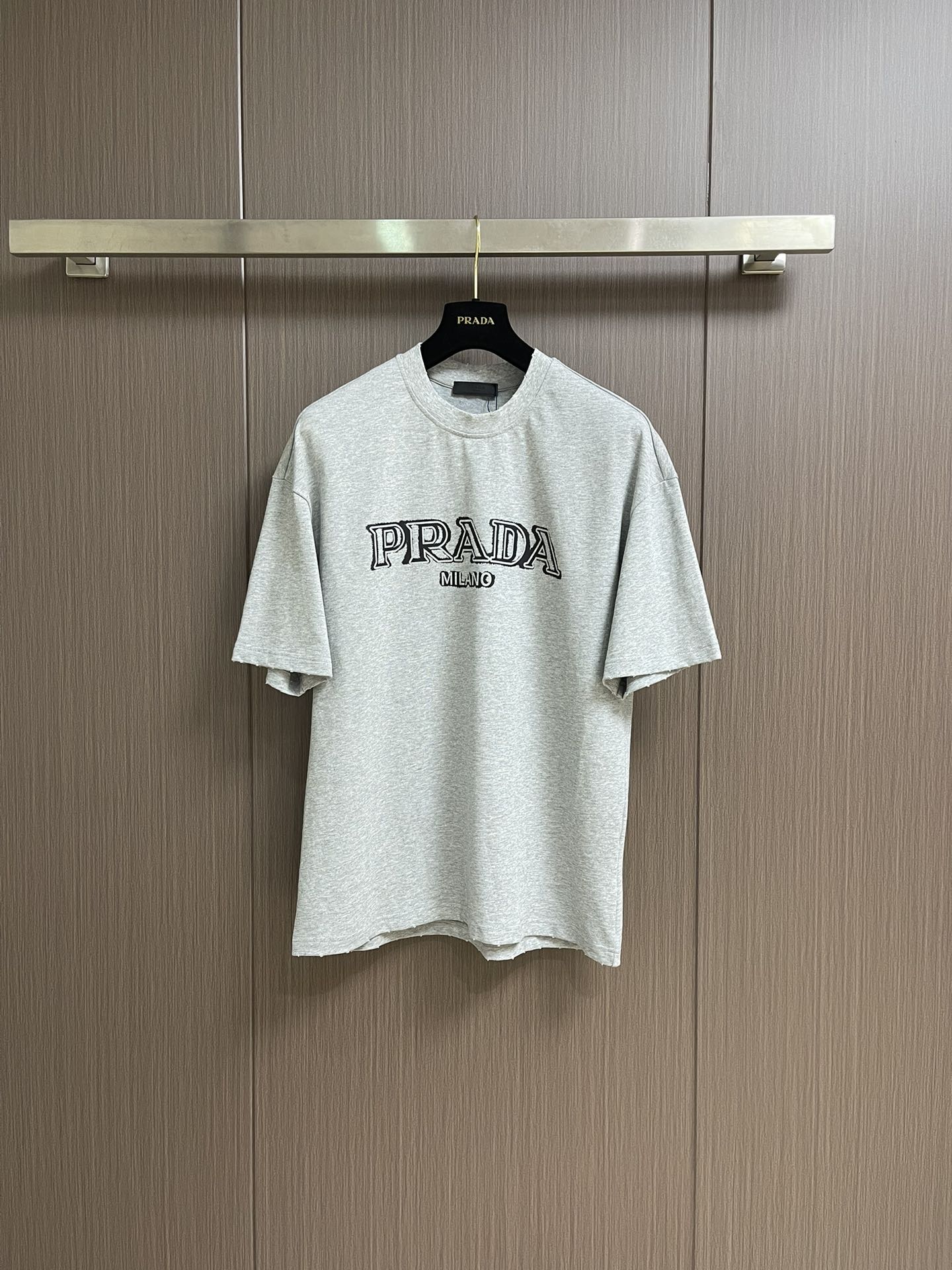 NO:493107,Prada classical logo printed short-sleeved T-shirt, simple and luxurious style. The exquisite brand printing of the T-shirt is a symbol of Prada's century-old heritage and exquisite craftsmanship, demonstrating unique identity and extraordinary taste. Selected high-quality fabrics, soft and delicate touch, skin-friendly and breathable, and comfortable and comfortable to wear. Whether it is daily travel, casual gathering or business light occasions, it can be easily adapted, adding fashionable charm to you and becoming a classic item in the wardrobe that never goes out of date. Size M-XXL,,prada, T-shirt,tees, t-shirt,alexander wang19860909Prada 古典logo印花短袖T恤,简约中尽显奢华格调,T恤精致的品牌印花,是Prada百年底蕴与精湛工艺的象征,彰显着独特身份与非凡品味.精选优质面料,触感柔软细腻,亲肤透气,穿着舒适自在,无论是日常出行、休闲聚会还是商务轻场合,它都能轻松适配,为你增添时尚魅力,成为衣橱中永不过时的经典单品.尺码M-XXL,,prada,T-shirt,tees，t-shirt,alexander wang,Men's clothing