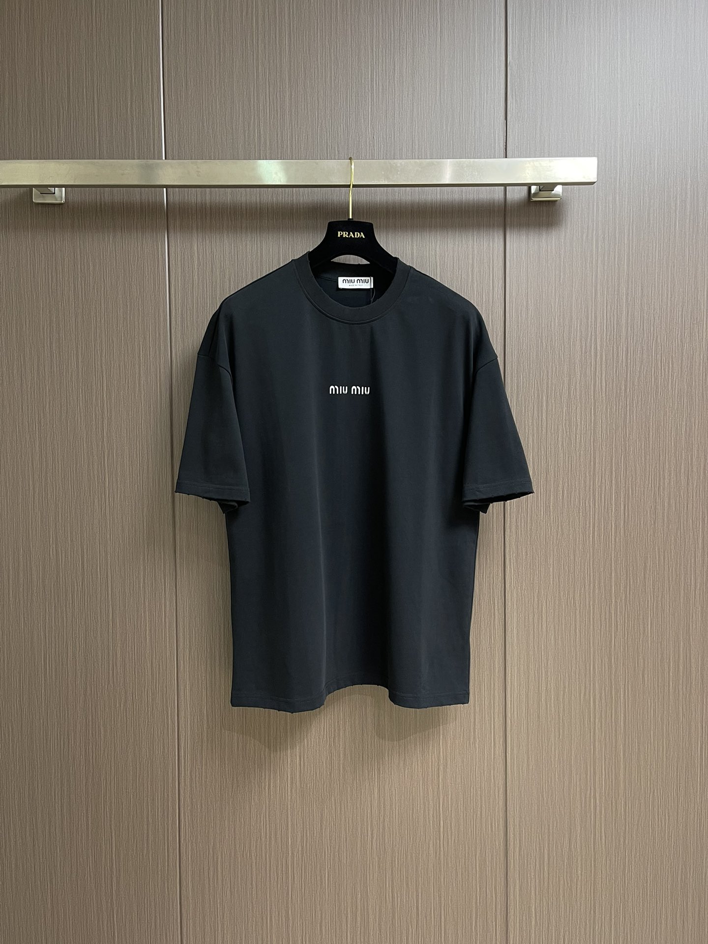 Title: 552MiUMIU 2025 Short-Sleeve T-Shirts with New Letter Logo Summary: Luxurious, comfortable short-sleeve T-shirts with unique design and elegant fabric for