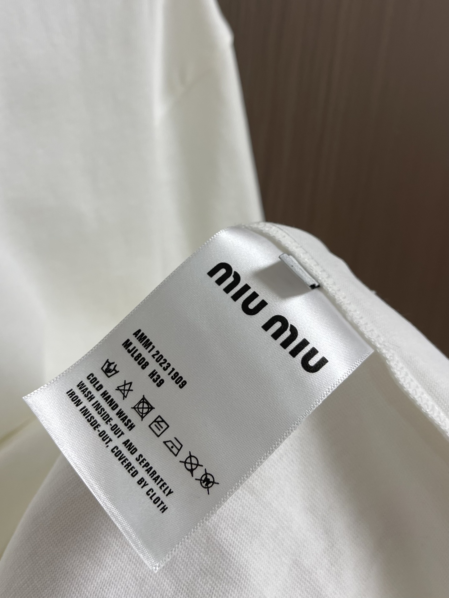 “552MiUMIU 2025 Short-Sleeve T-Shirts: Luxurious Elegance with New Logo Design” - 图片 7