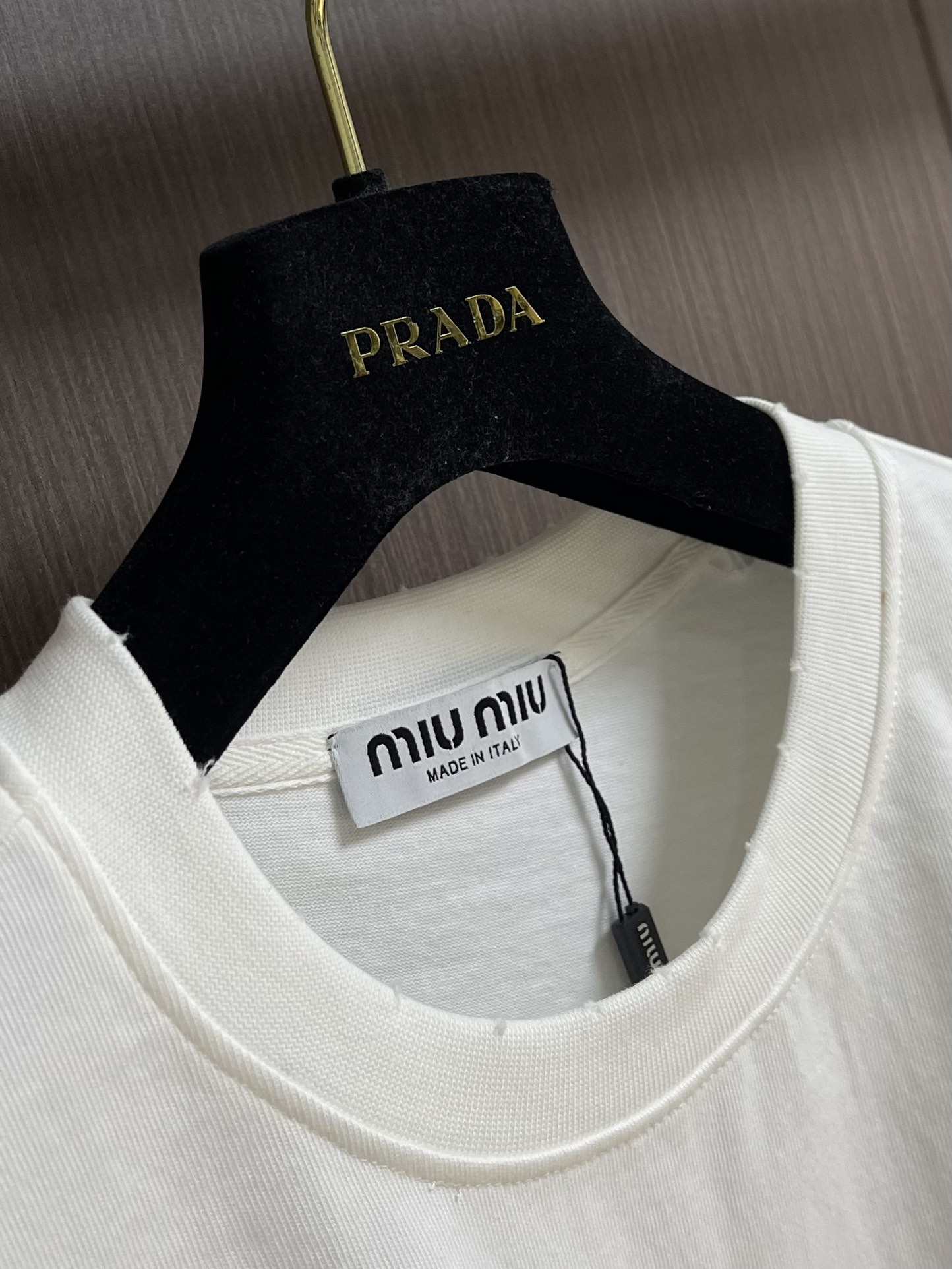 “552MiUMIU 2025 Short-Sleeve T-Shirts: Luxurious Elegance with New Logo Design” - 图片 6