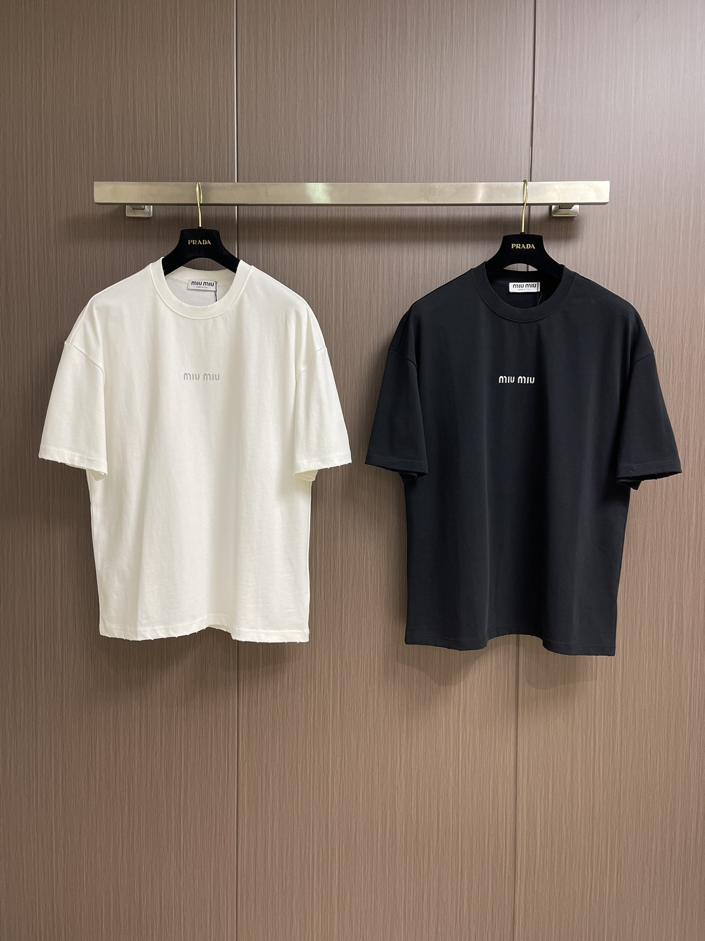 “552MiUMIU 2025 Short-Sleeve T-Shirts: Luxurious Elegance with New Logo Design” - 图片 3