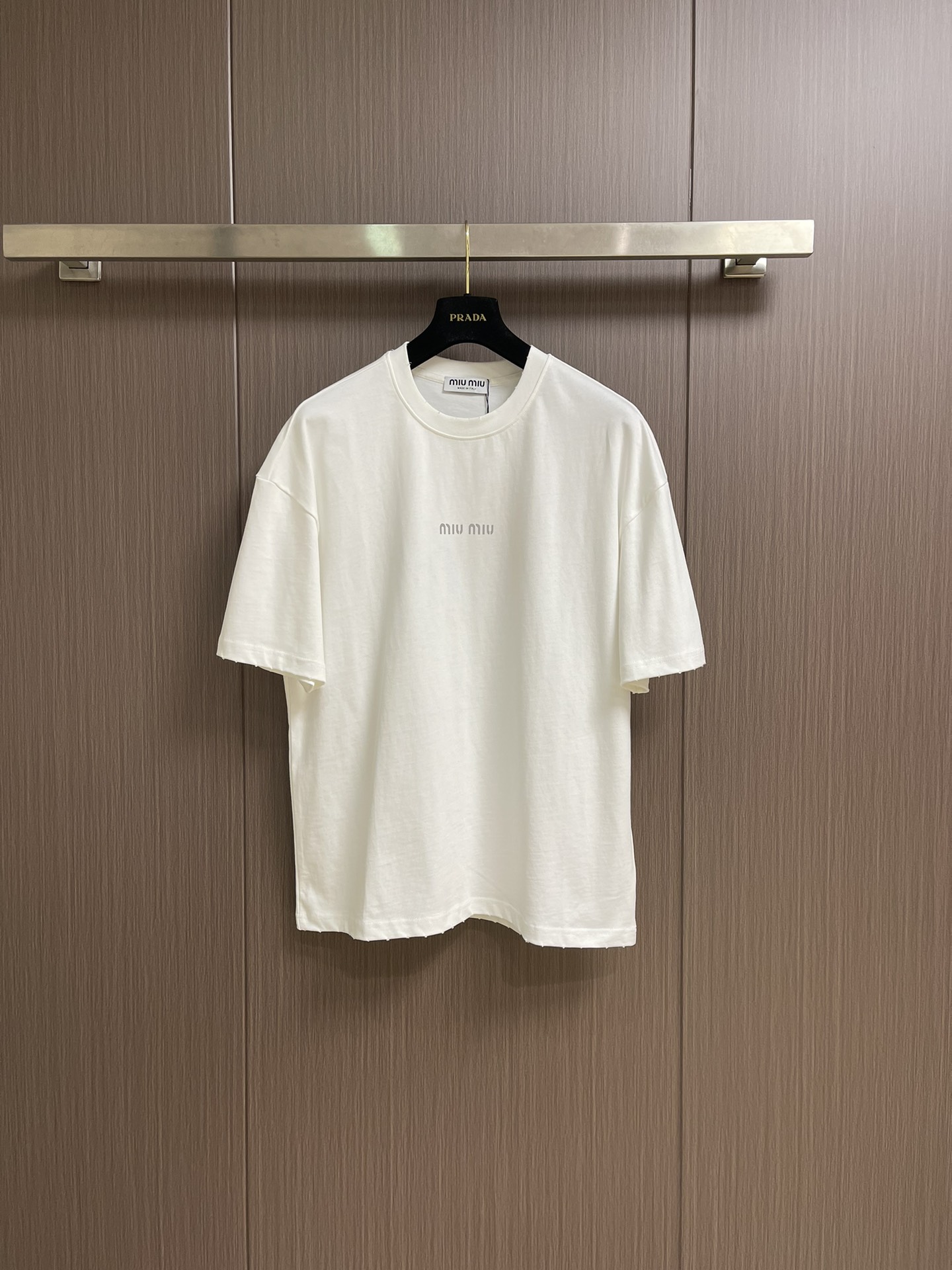 “552MiUMIU 2025 Short-Sleeve T-Shirts: Luxurious Elegance with New Logo Design” - 图片 1