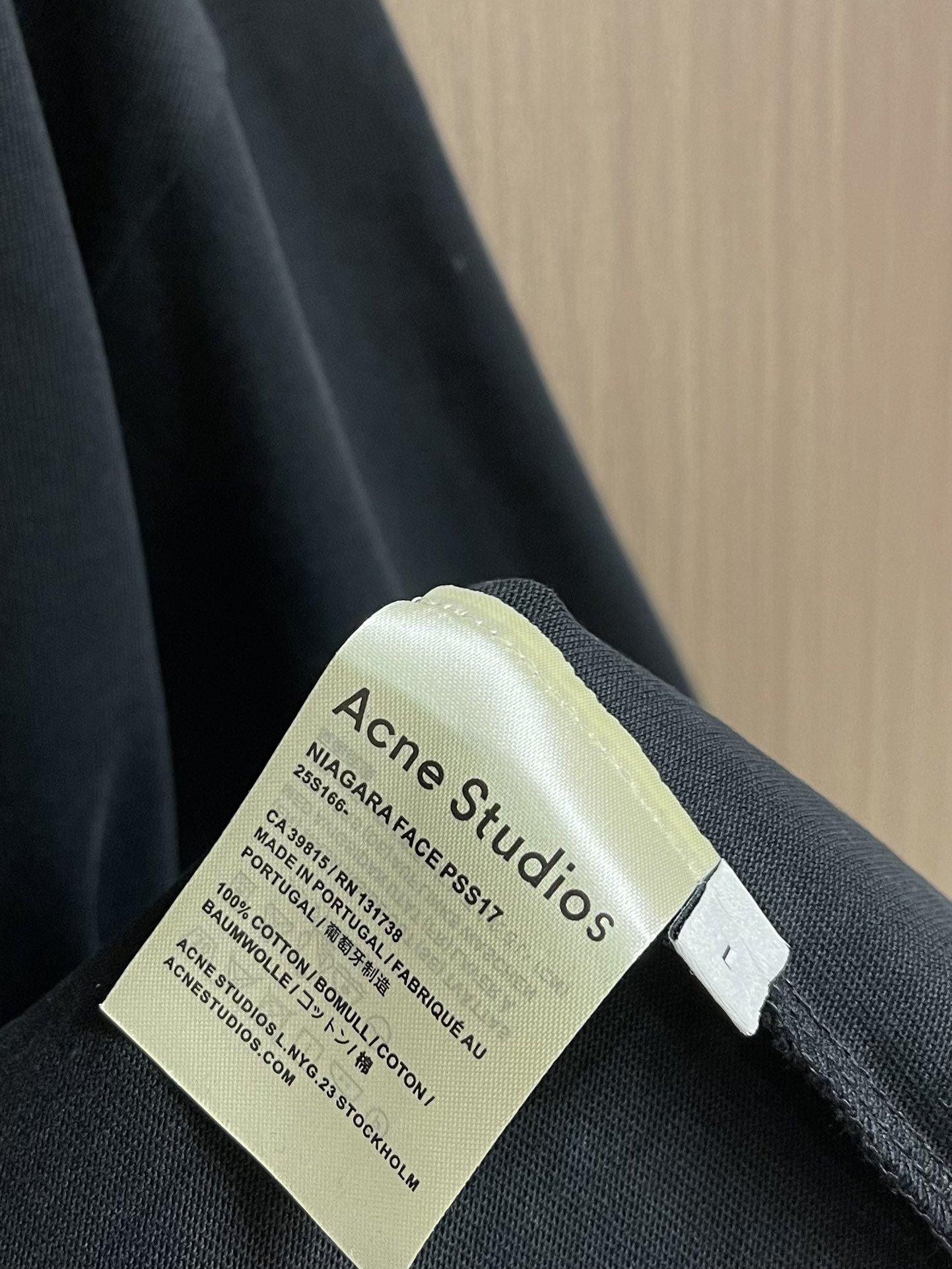 “Acne Studios Eco-Tropical Short-Sleeve T-Shirts with Dotted Logo and Plasma Stamping for Brand Recognition” - 图片 7