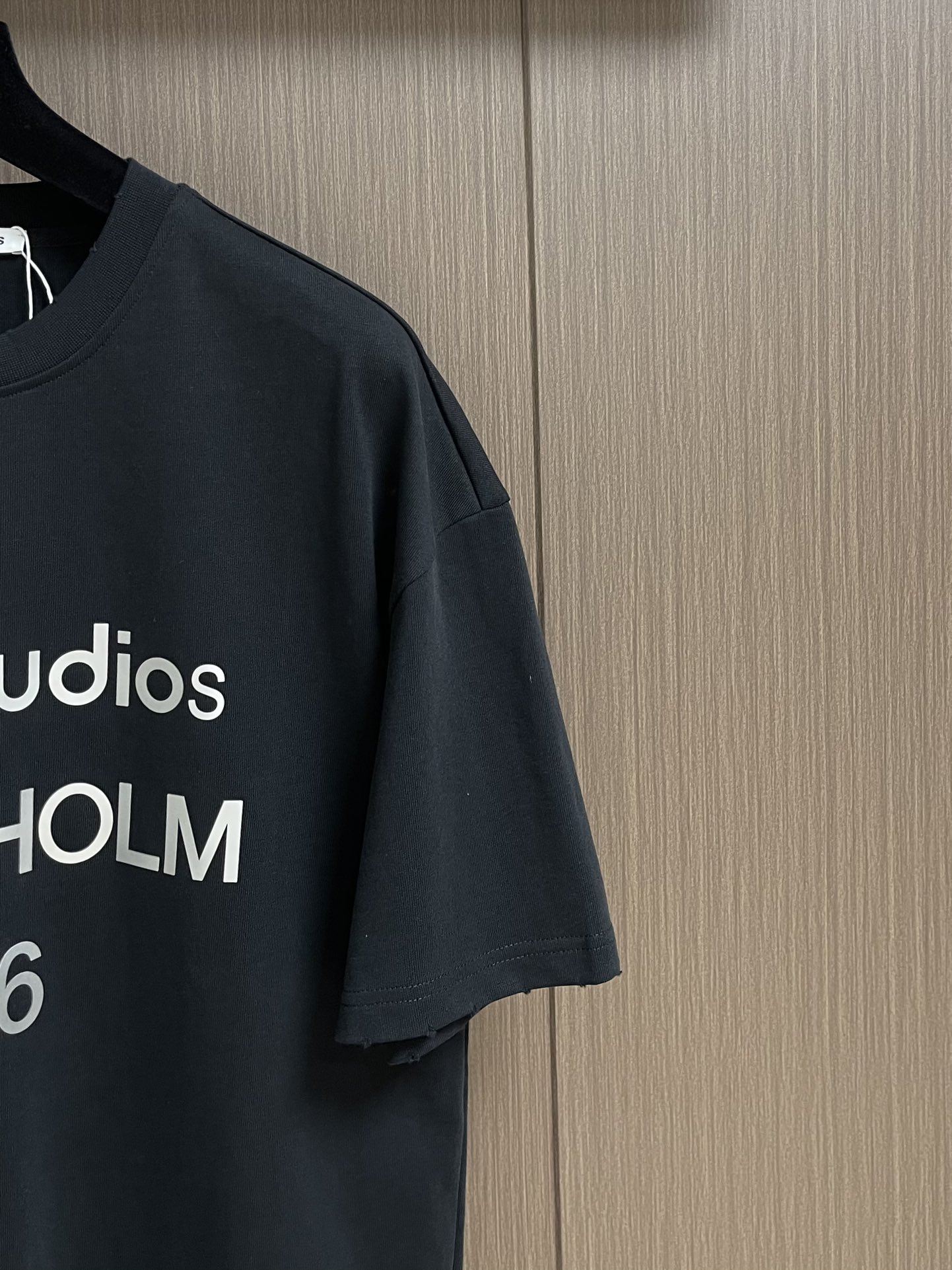 “Acne Studios Eco-Tropical Short-Sleeve T-Shirts with Dotted Logo and Plasma Stamping for Brand Recognition” - 图片 4