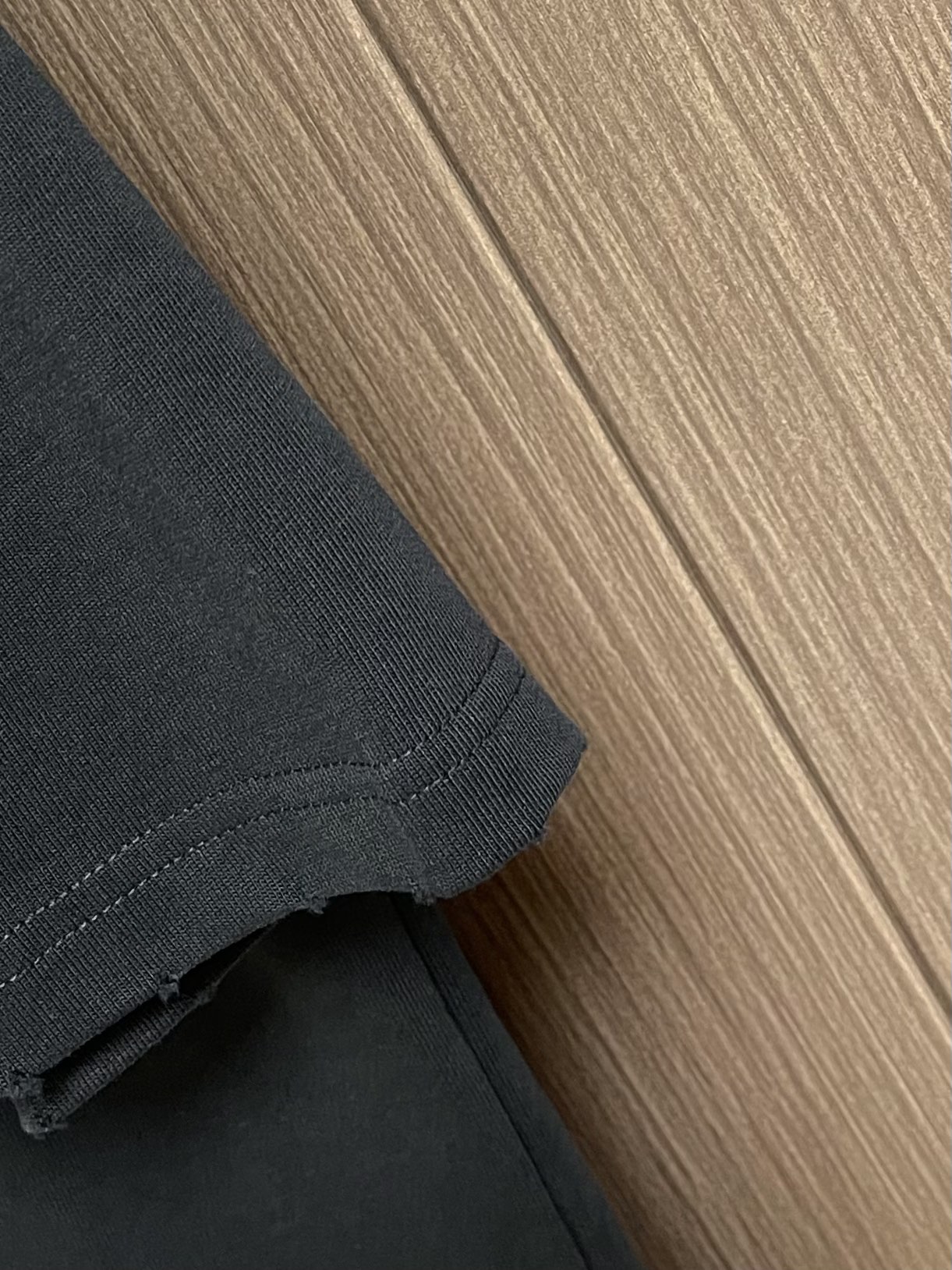 “Acne Studios Eco-Tropical Short-Sleeve T-Shirts with Dotted Logo and Plasma Stamping for Brand Recognition” - 图片 8